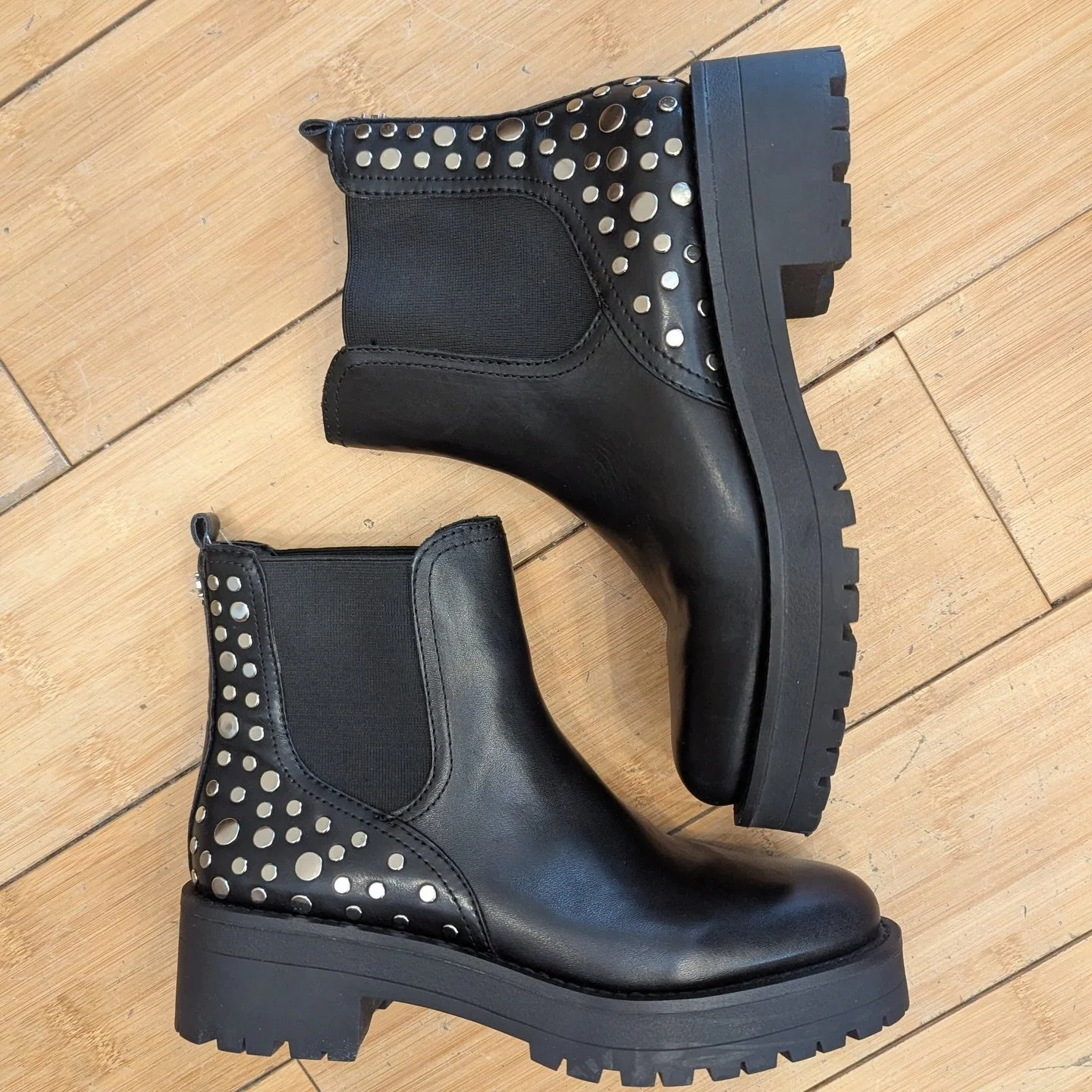 We&rsquo;re loving these new studded boots! Available at @greenestreetprinceton

Sam Edelman 
Size 7 $36.95

Call or email us for inquiries!
📞609-924-1997
📧princeton@greenestreet.com