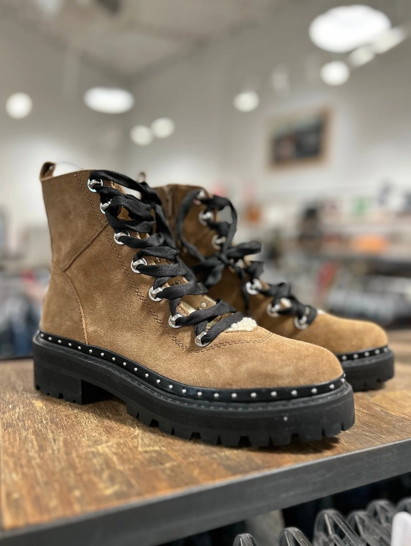 Cozy up in these Sherpa lined Steve Madden boots! Available at @greenestreetexton

Size 9 $24.95

Call or email us for inquiries 
📞610-466-5713
📧Fairfield@greenestreet.com