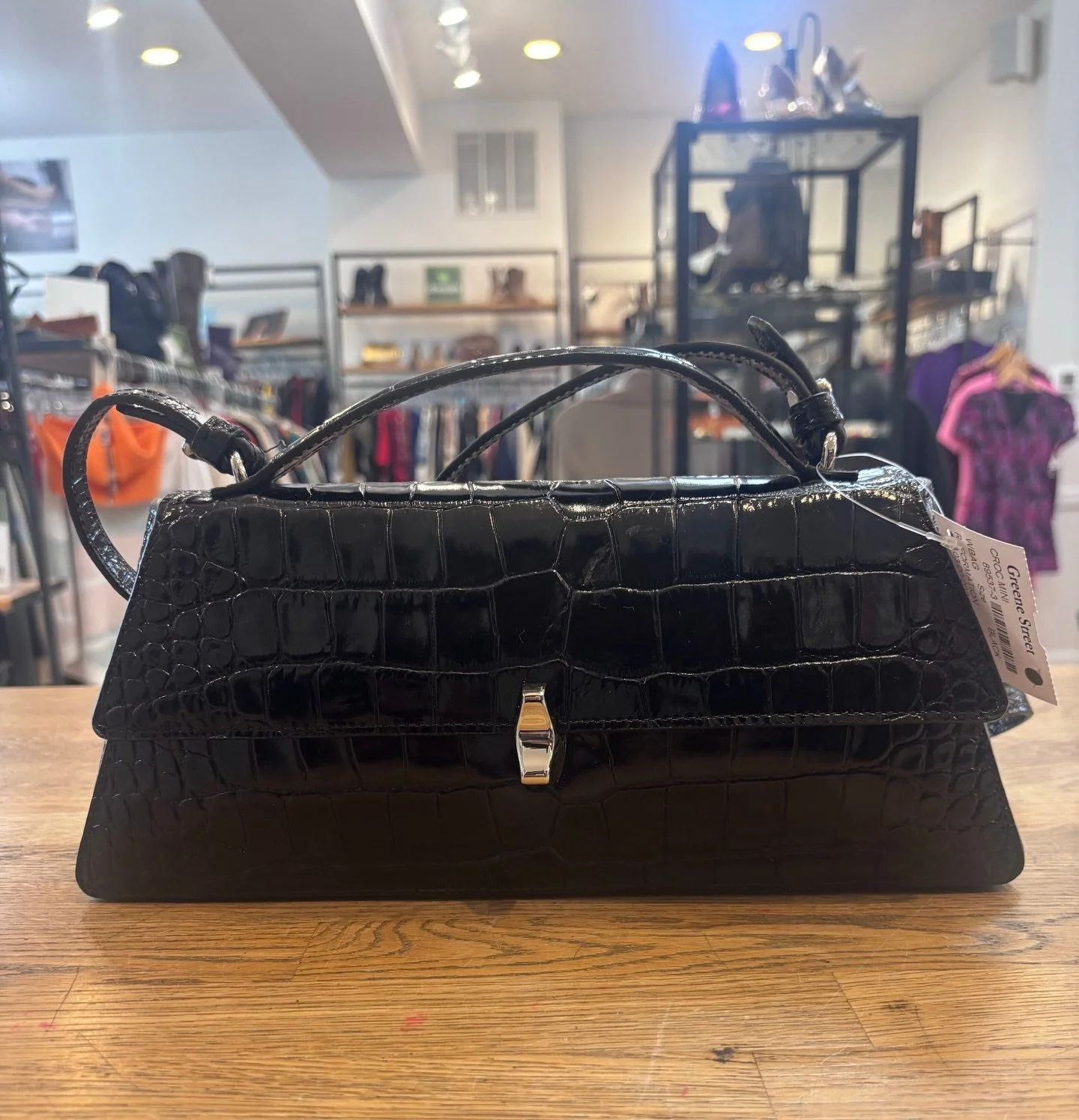 Our current obsession = this reformation bag! Available at @greenestreetchestnuthill

$80.95

Call or email us for inquiries 
📞267-331-6725
📧Chestnuthill@greenestreet.com