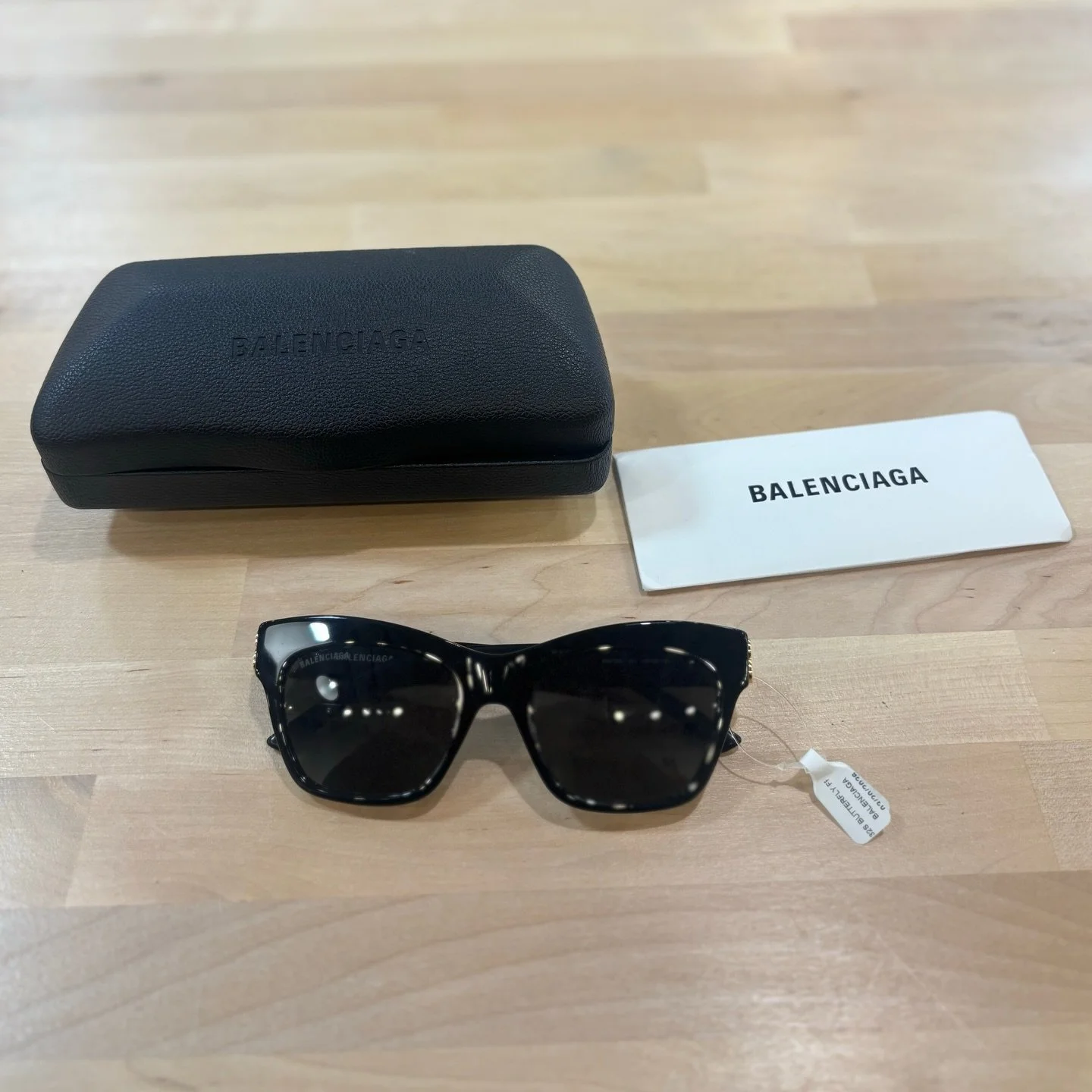 Add these Balenciaga sunnies to your collection! Available at @greenestreetsouthstreet

$275.95

Call or email us for inquiries!
📞215-703-7478
📧southstreet@greenestreet.com