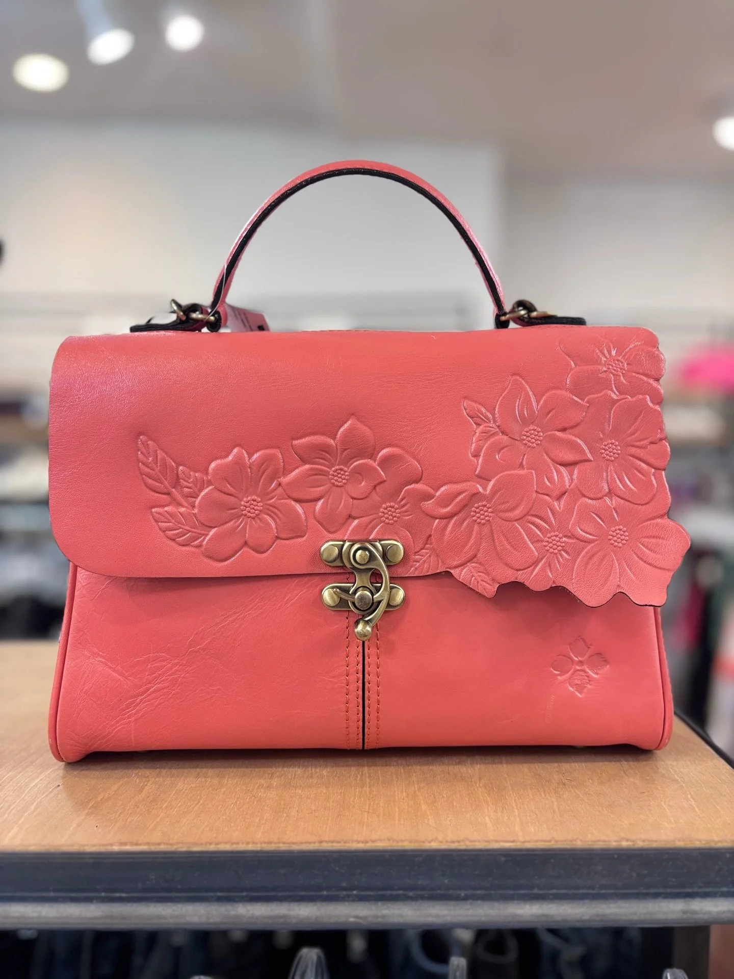 Pretty in pink🌸 Patricia Nash, available at @greenestreetchestnuthill

$45.95

Call or email us for inquiries!
📞267-331-6725
chestnuthill@greenestreet.com