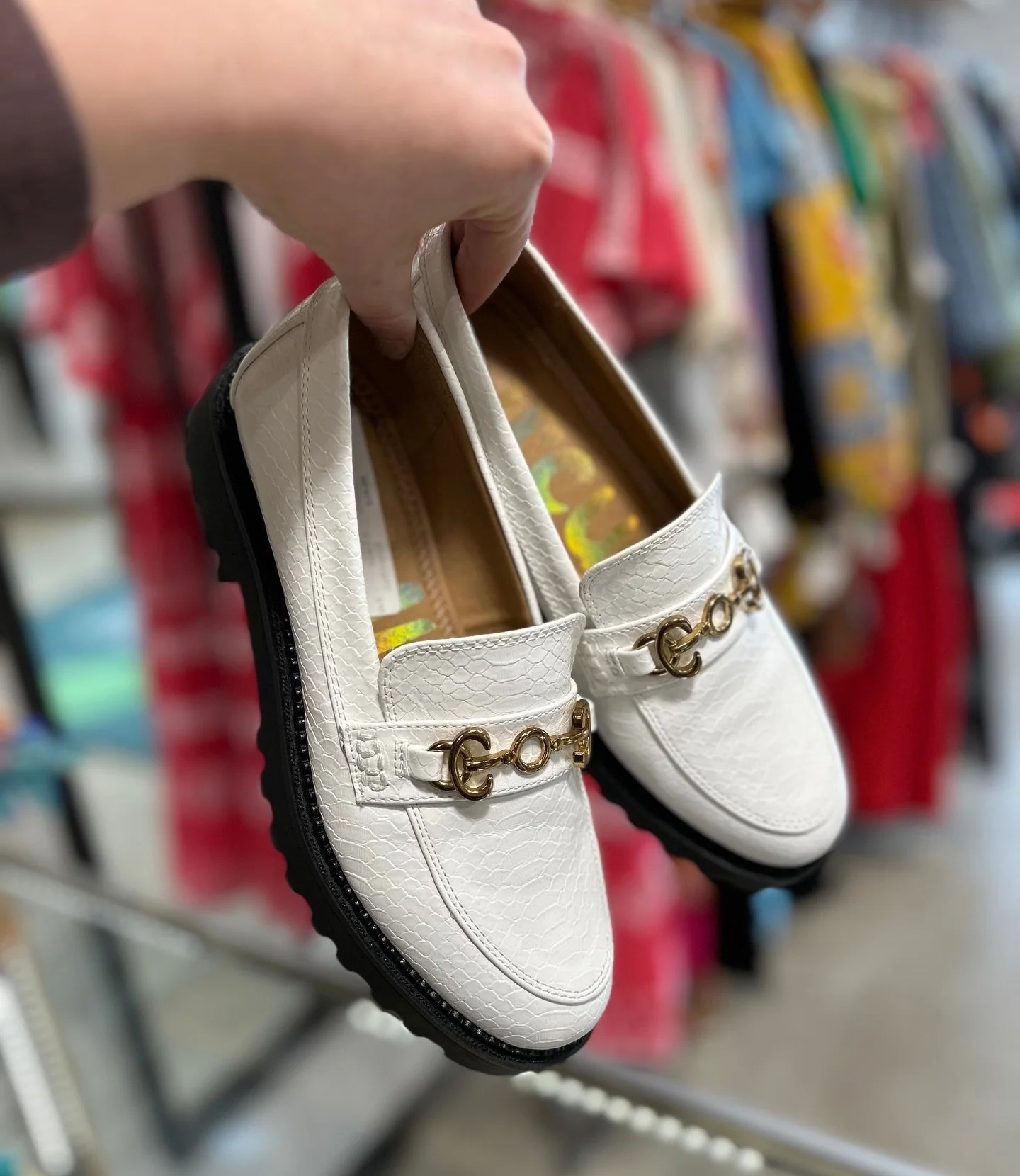 Step into these gorgeous white loafers! 😍🤍Available at @greenestreetexton

Size 7.5 $28.95

Call or email us for inquiries!
📞610-466-5713
📧fairfield@greenestreet.com