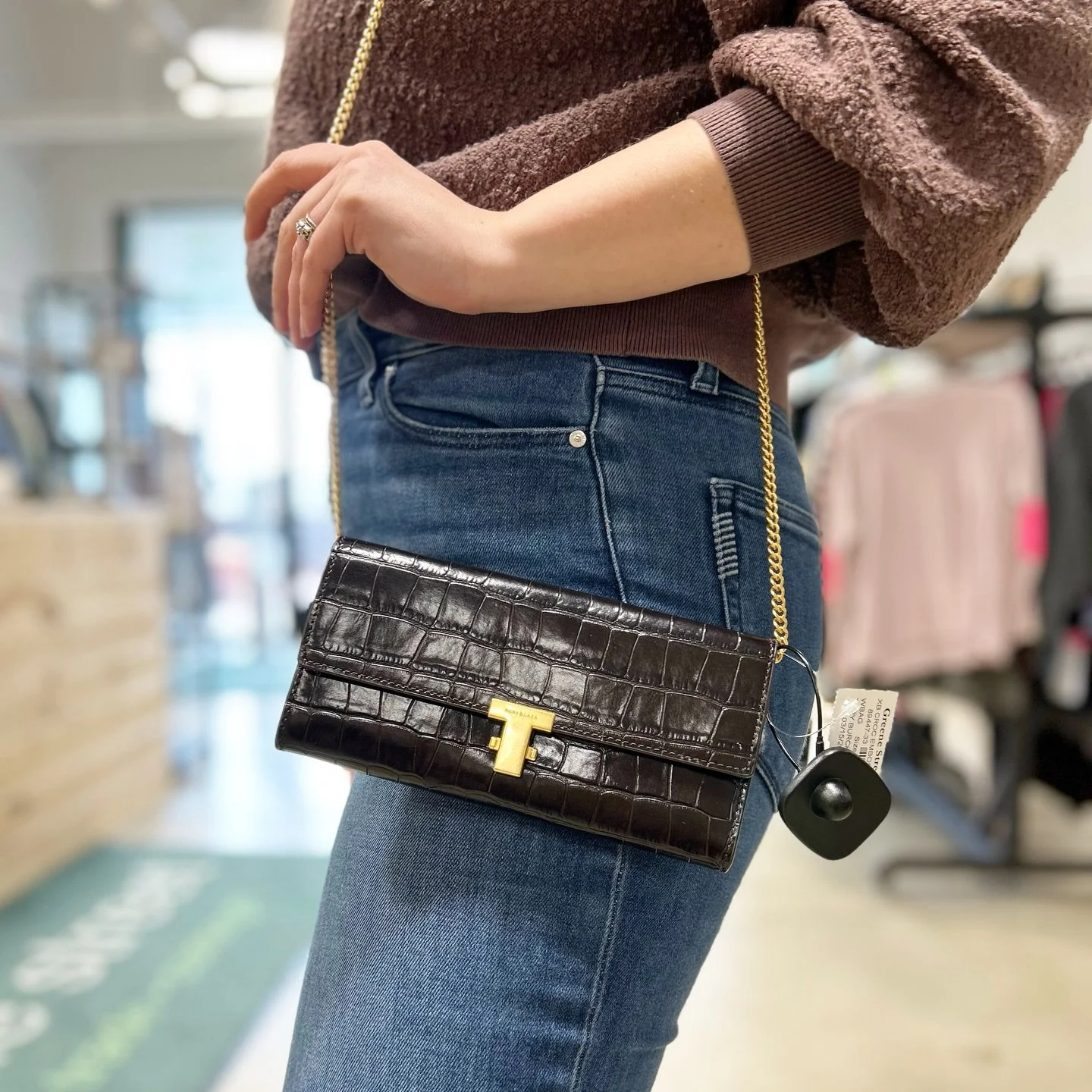 Scoop up this stunning Tory Burch chain wallet! Available at @greenestreetexton

$42.95

Call or email us for inquiries!
📞610-466-5713
📧fairfield@greenestreet.com