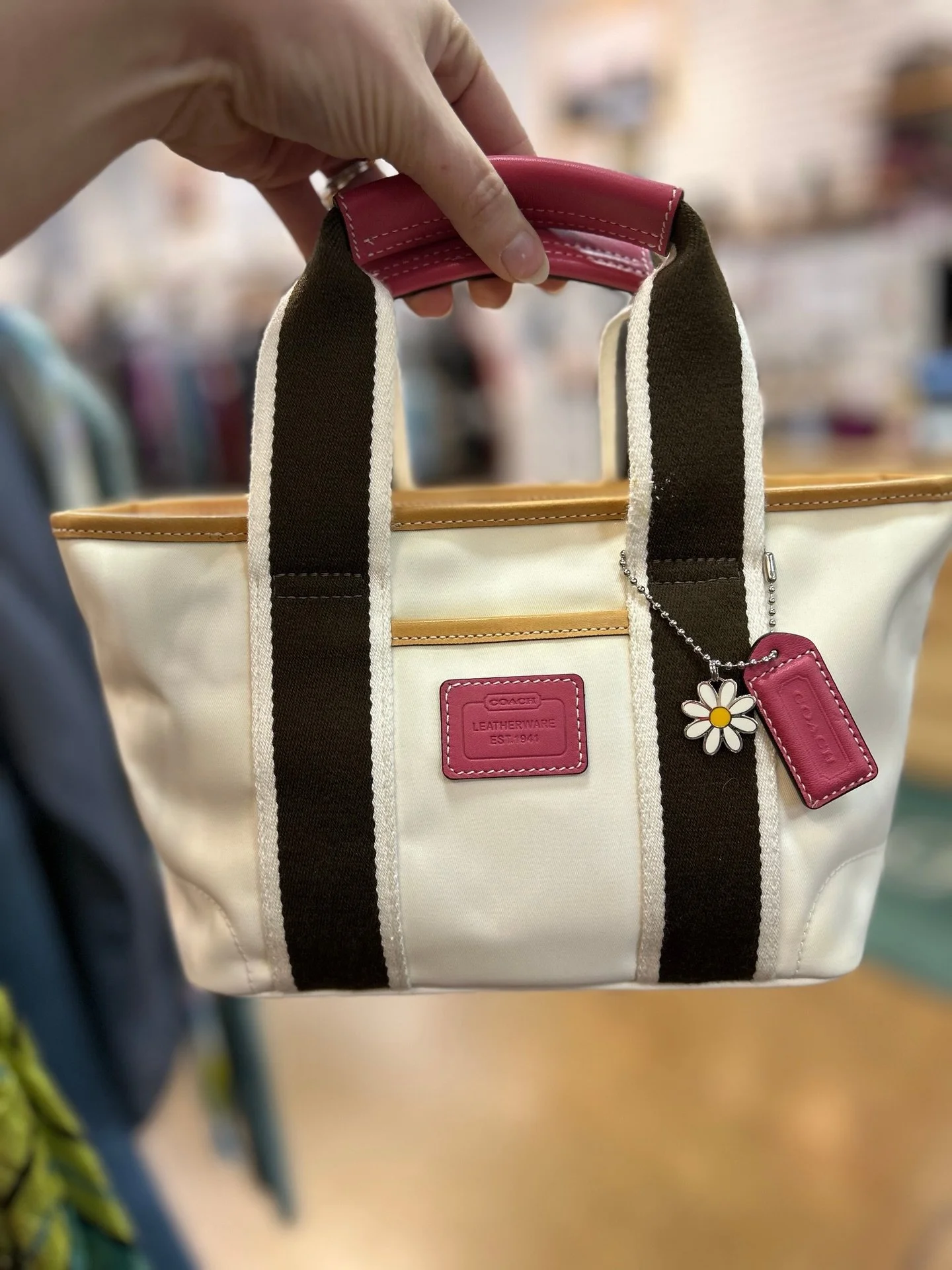Add this little Coach cutie to your collection!✨
Available at @greenestreetenglishvillage 

$35.95

Call or email us for inquiries
📞267-468-7531
📧Englishvillage@greenestreet.com