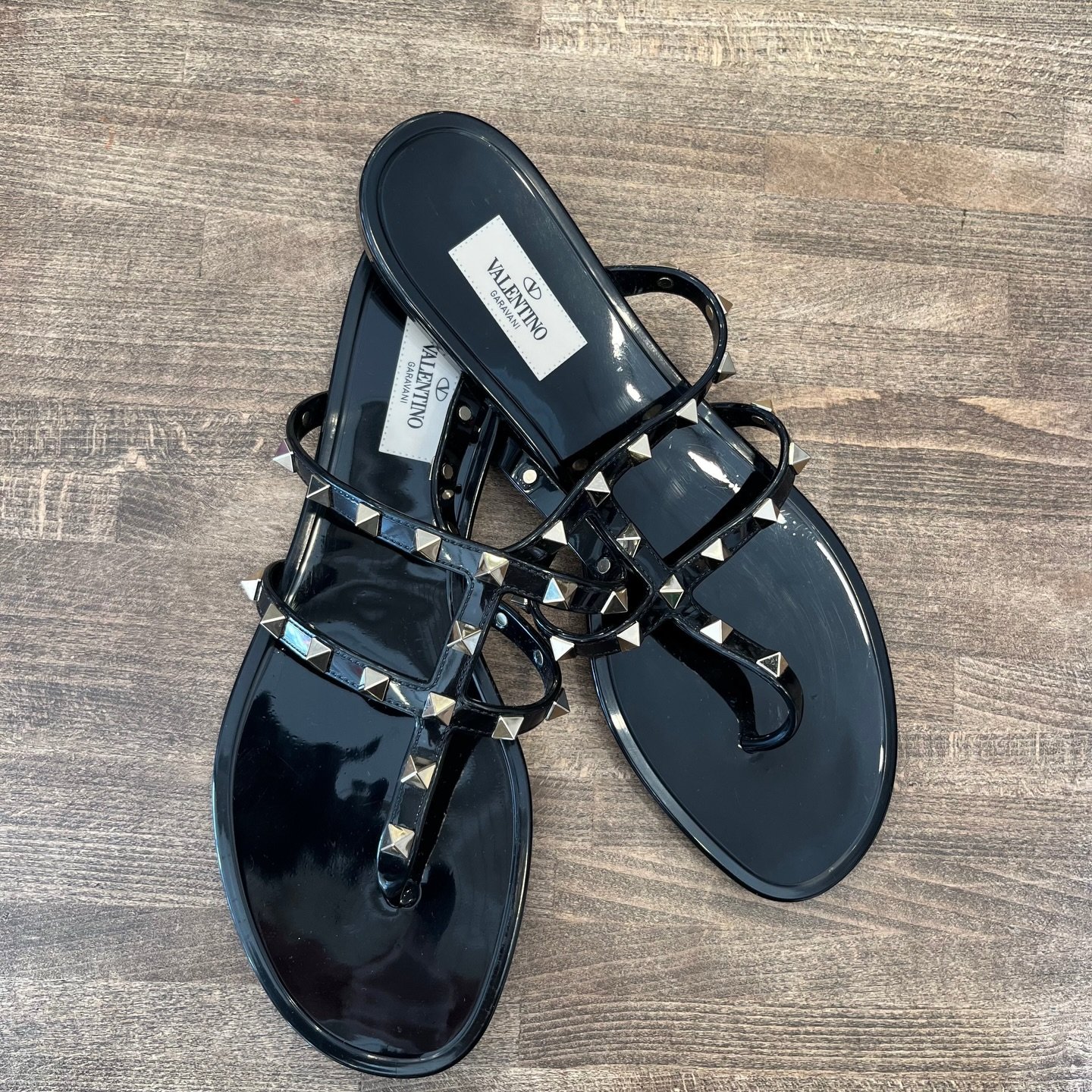 Get vacation ready with these gorgeous Valentino sandals!✨Available at @greenestreetprinceton

Size 40 $200.95

Call or email us for inquiries
📞609-924-1997
📧princeton@greenestreet.com