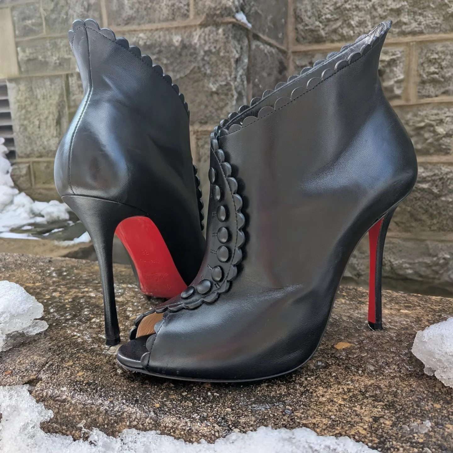 Step into these gorgeous red bottom peep toe leather heels!👠 Available at @greenestreetprinceton💫

Size 38 $475.95

Call or email us for inquiries!
📞609-924-1997
📧princeton@greenestreet.com