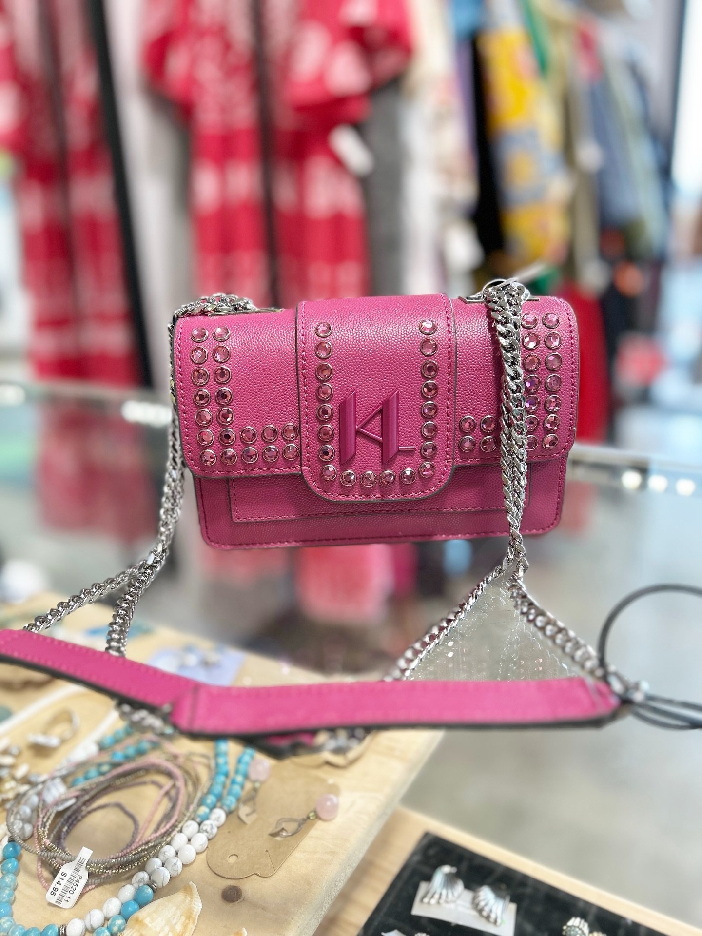 Pretty in pink💖 Scoop up this gorgeous Karl Lagerfeld crossbody by available at @greenestreetexton

$72.95

Call or email us for inquiries!
📞610-466-5713
📧fairfield@greenestreet.com
