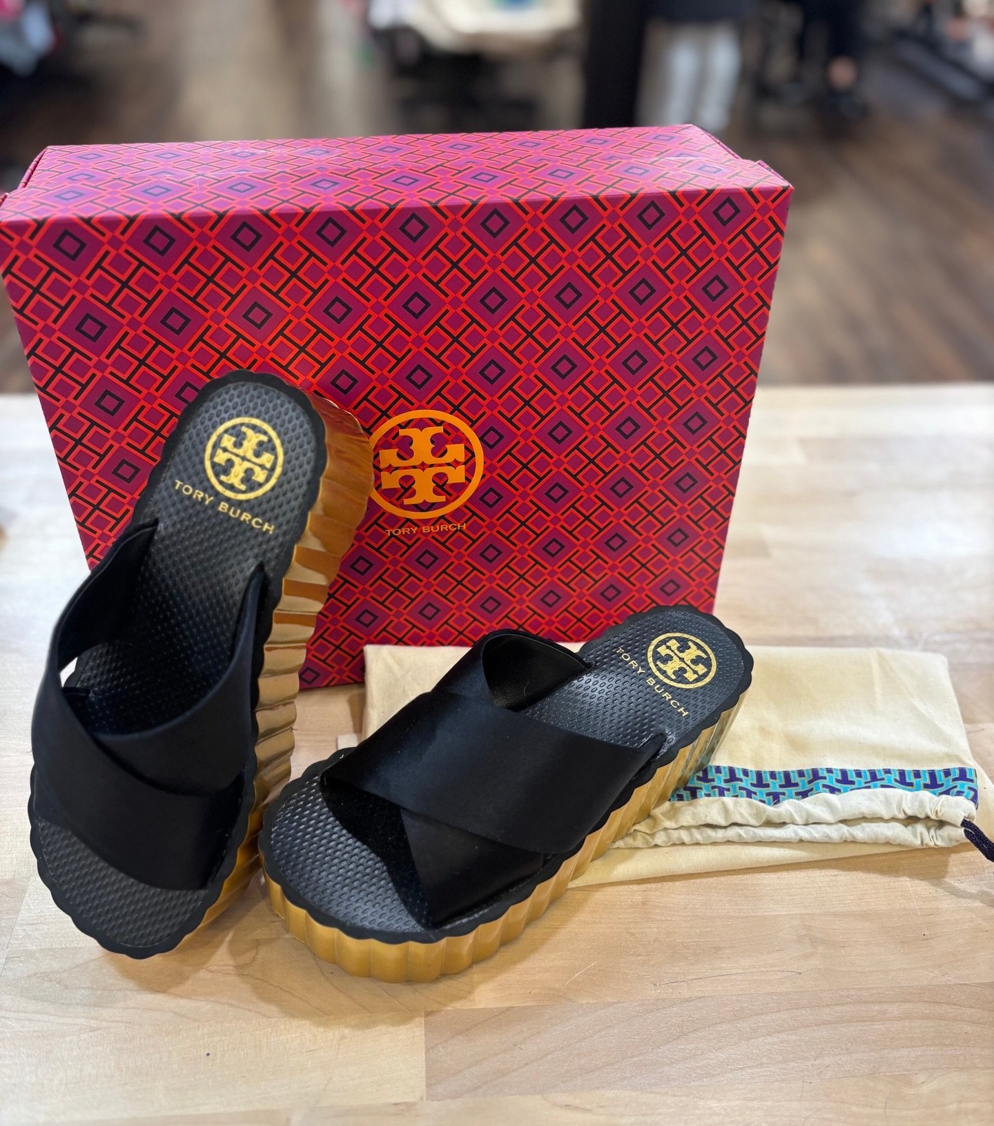 We&rsquo;re currently obsessing over these gorgeous platform Tory Burch sandals!😍👡 Available at @greenestreetsouthstreet

Size 7 $52.95

Call or email us for inquiries!
📞215-703-7478
📧southstreet@greeenstreet.com
