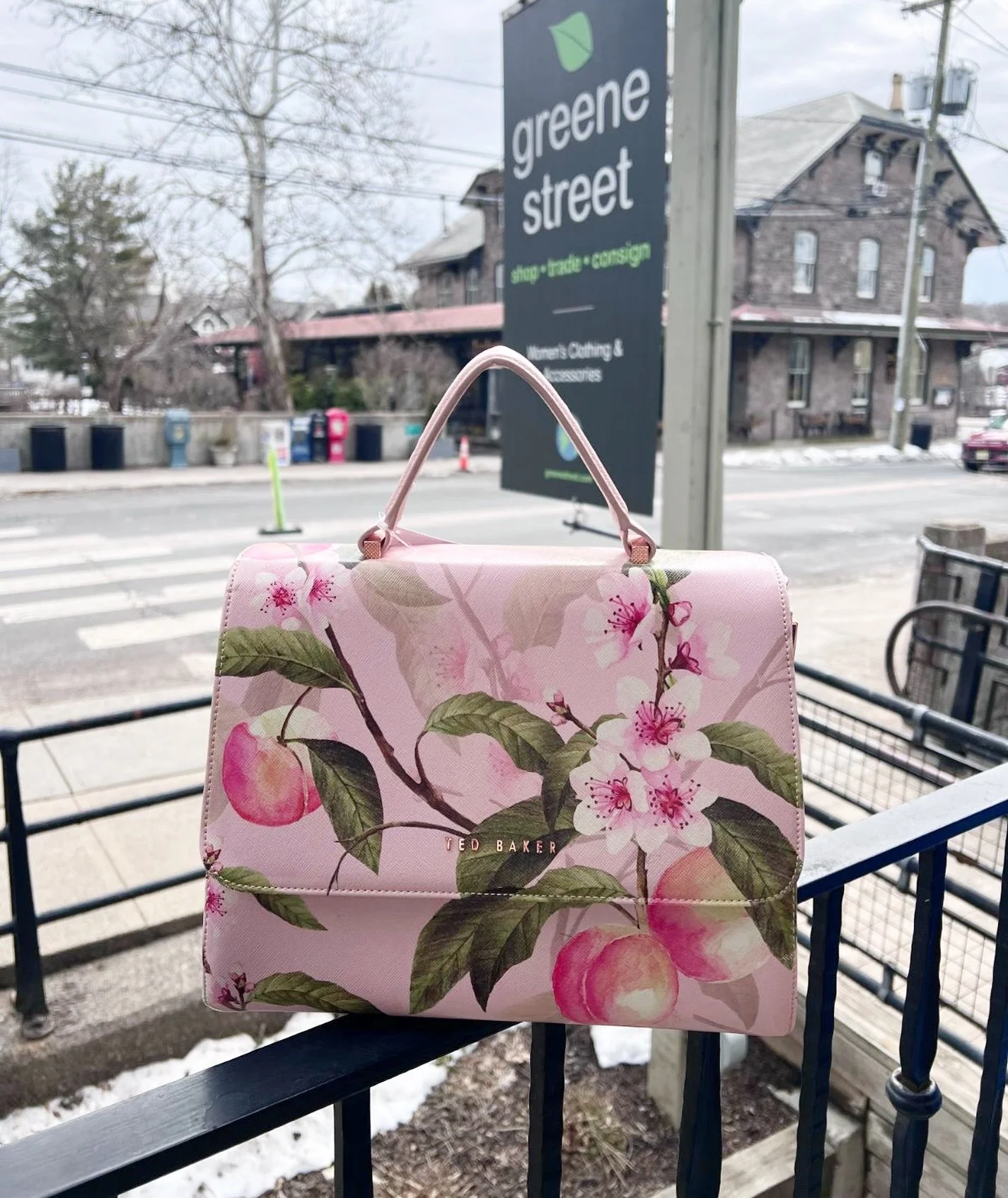 Brighten up your day with this floral Ted Baker handbag!🌸 Available at @greenestreetlambertvillenj

$49.95

Call or email us for inquiries!
📞609-460-4523
📧lambertville@greenestreet.com