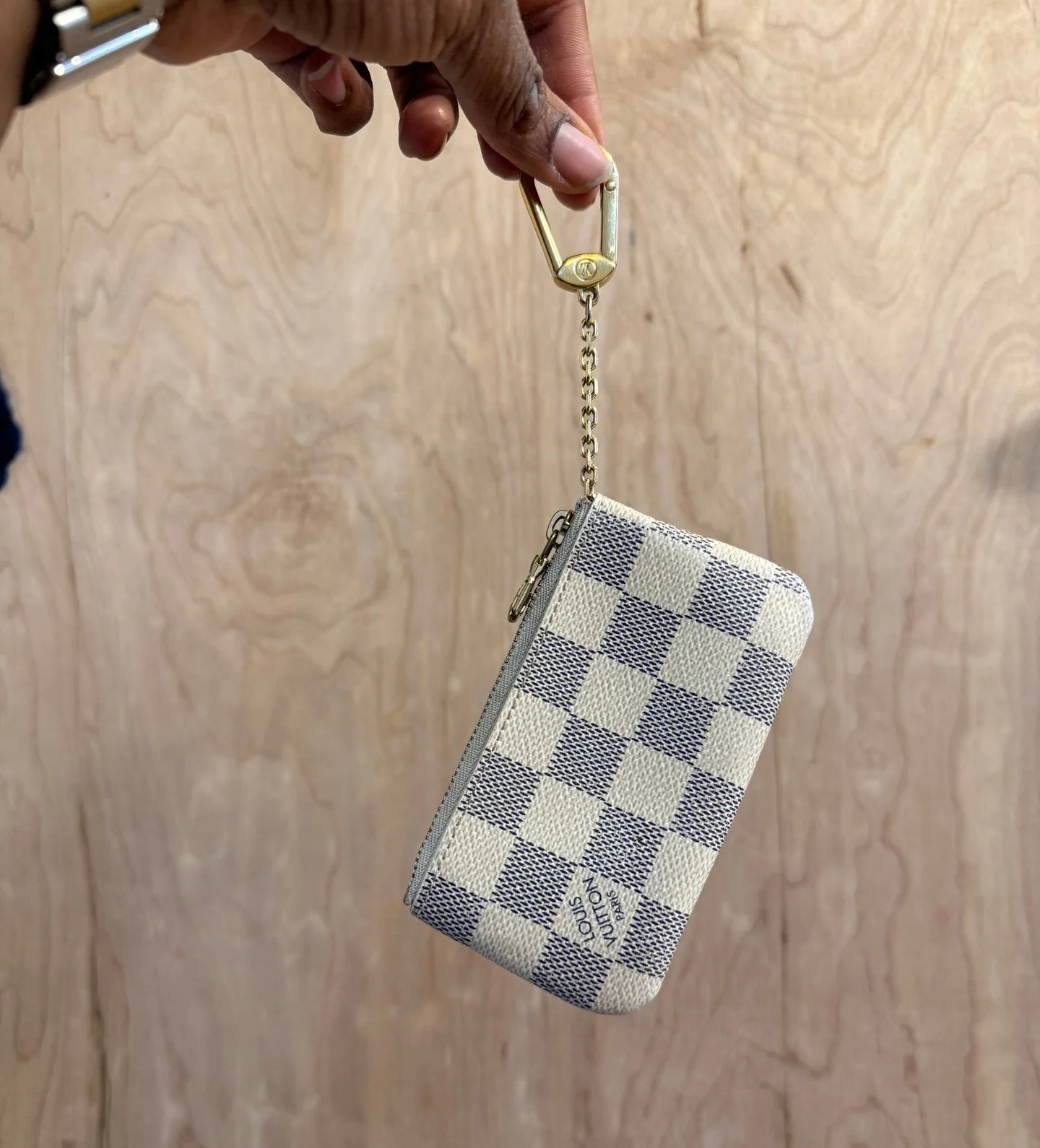 Scoop up this little Louis Vuitton cutie! Available at @greenestreetchestnuthill 

$201.95

Call or email us for inquiries 
📞267-331-6725
📧Chestnuthill@greenestreet.com