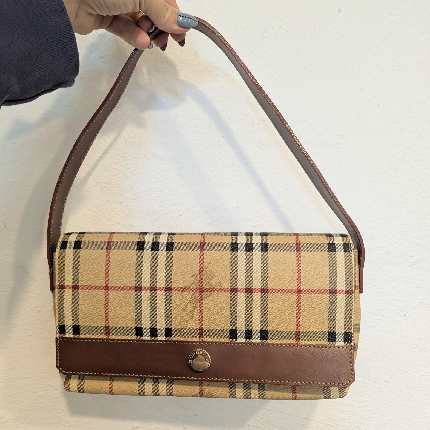 Scoop up this cute Burberry shoulder bag! 👜😍 @greenestreetprinceton

Burberry Haymarket check coated canvas shoulder bag
$500.95
✅Authenticated via Entrupy

Email us for inquiries!
📧princeton@greenestreet.com