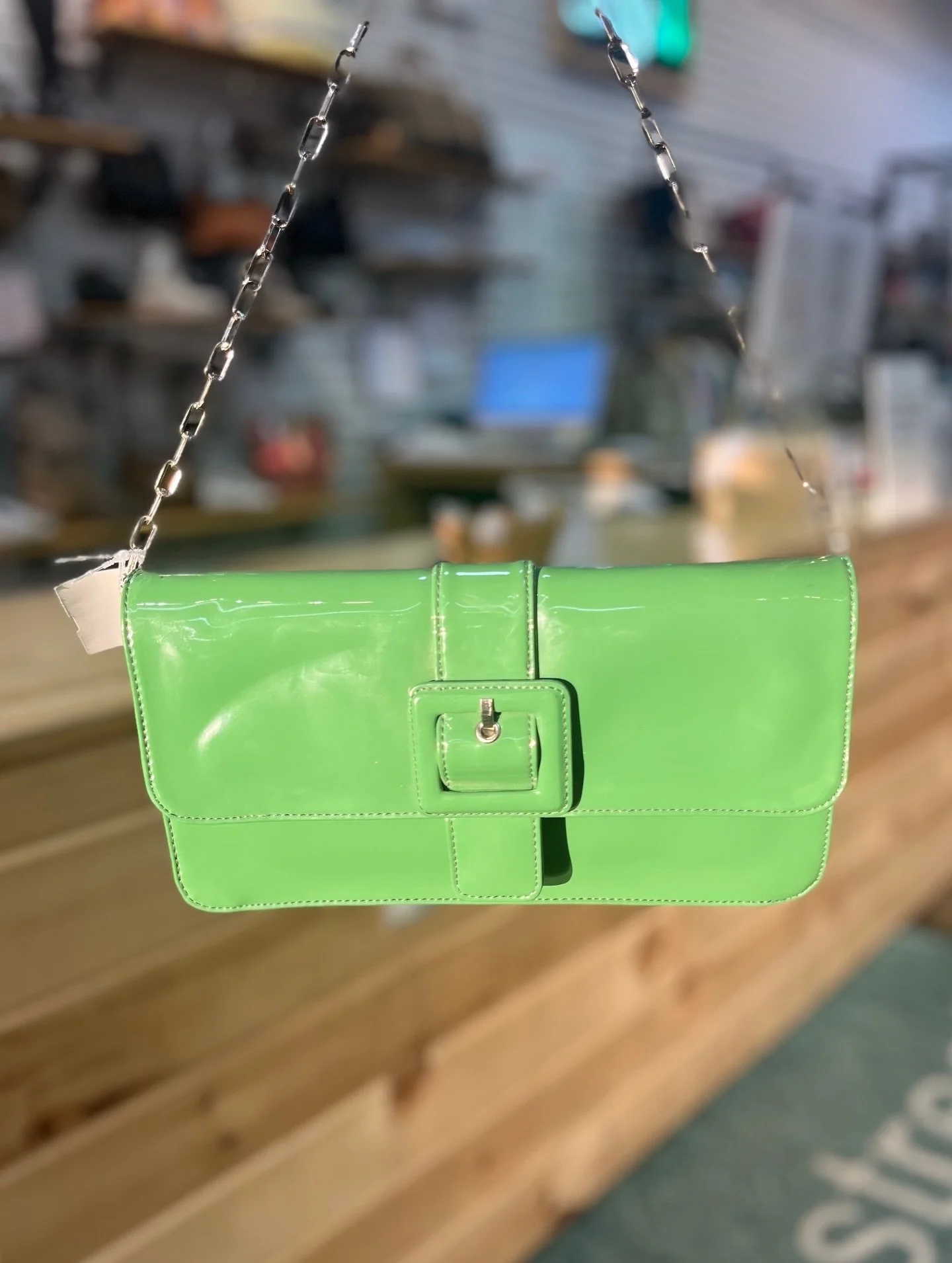 Add a pop of color to your Spring look with this cute Loft bag! Available at @greenestreetenglishvillage

$19.95

Email us for inquiries!
📧englishvillage@greenestreet.com