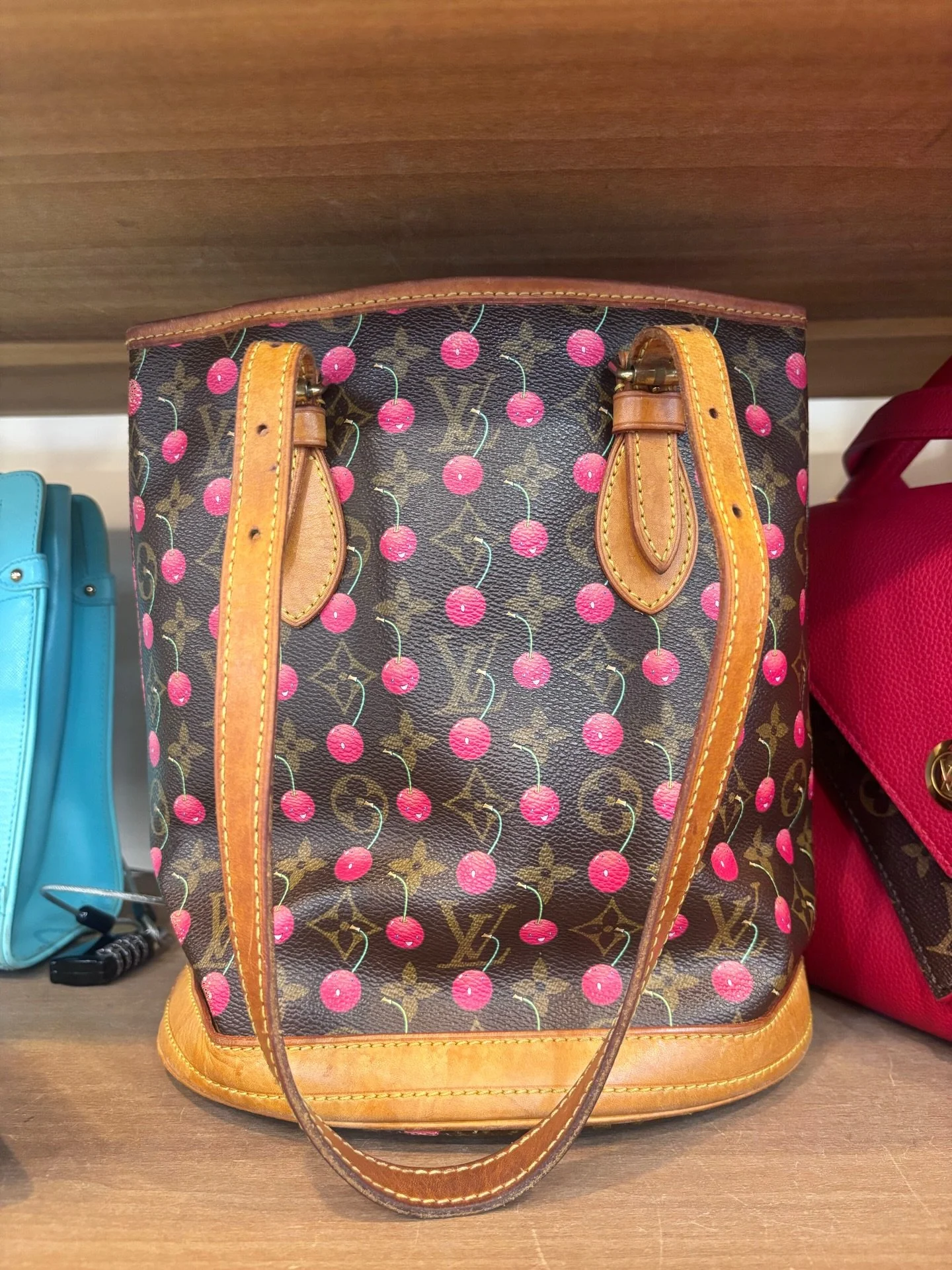 Don&rsquo;t miss out on this gorgeous vintage LV find!🍒 Comes with a pouch too!

Available at @greenestreetchestnuthill
$2,000.95
✅Authenticated via Entrupy

Email us for inquiries!
📧chestnuthill@greenestreet.com