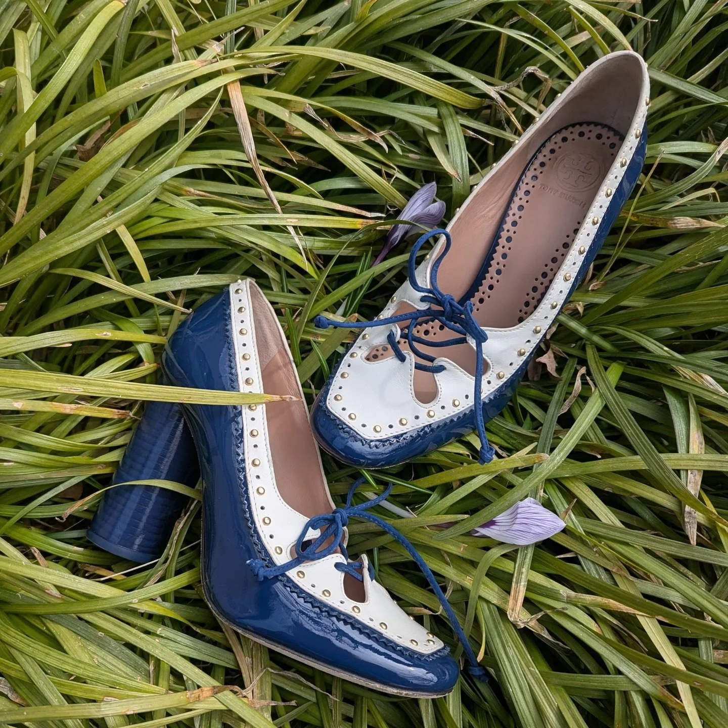 Upgrade your heels to this gorgeous pair of patent leather block pumps! Available at @greenestreetprinceton

Tory Burch
Size 7.5 $84.95

Email us for inquiries!
📧princeton@greenestreet.com