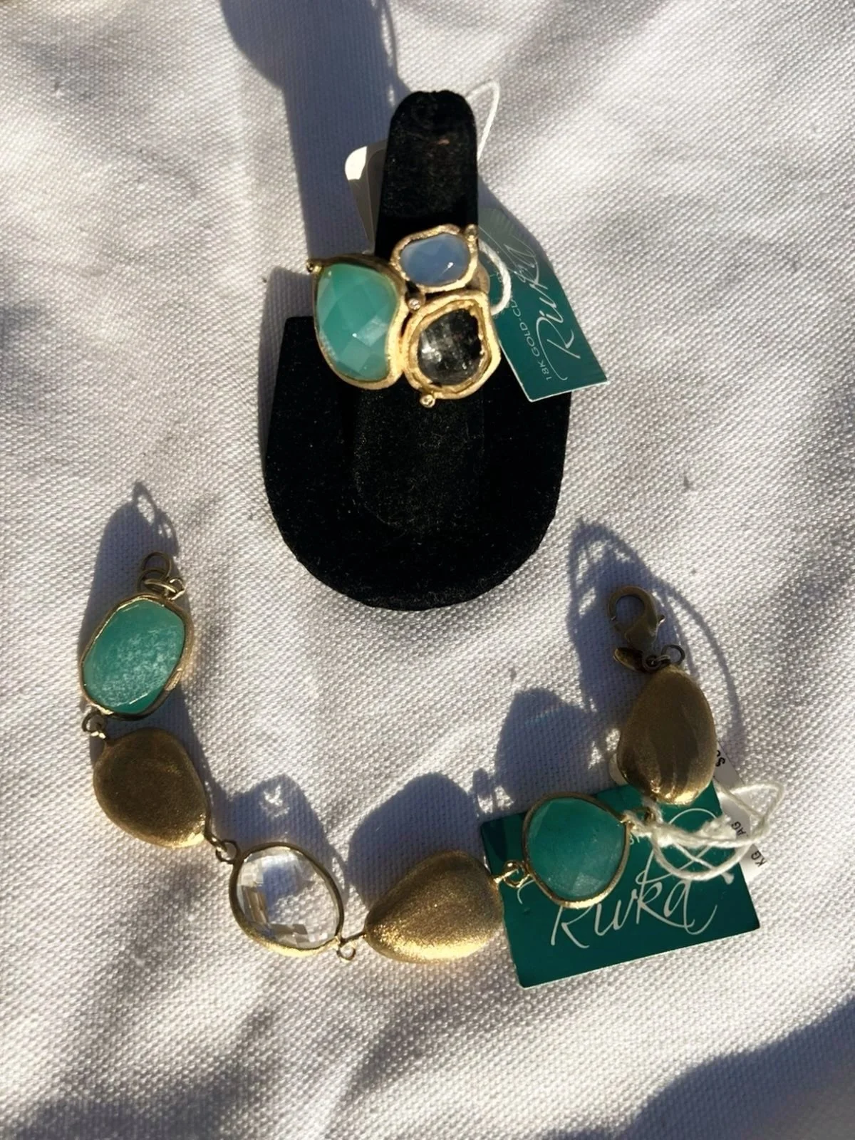 Gorgeous new jewelry finds from @greenestreetlambertvillenj

18k gold clad

&bull;&nbsp;Ring, Size 7 $65.95
&bull;&nbsp;Bracelet $66.95

Email us for inquiries!
📧lambertville@greenestreet.com