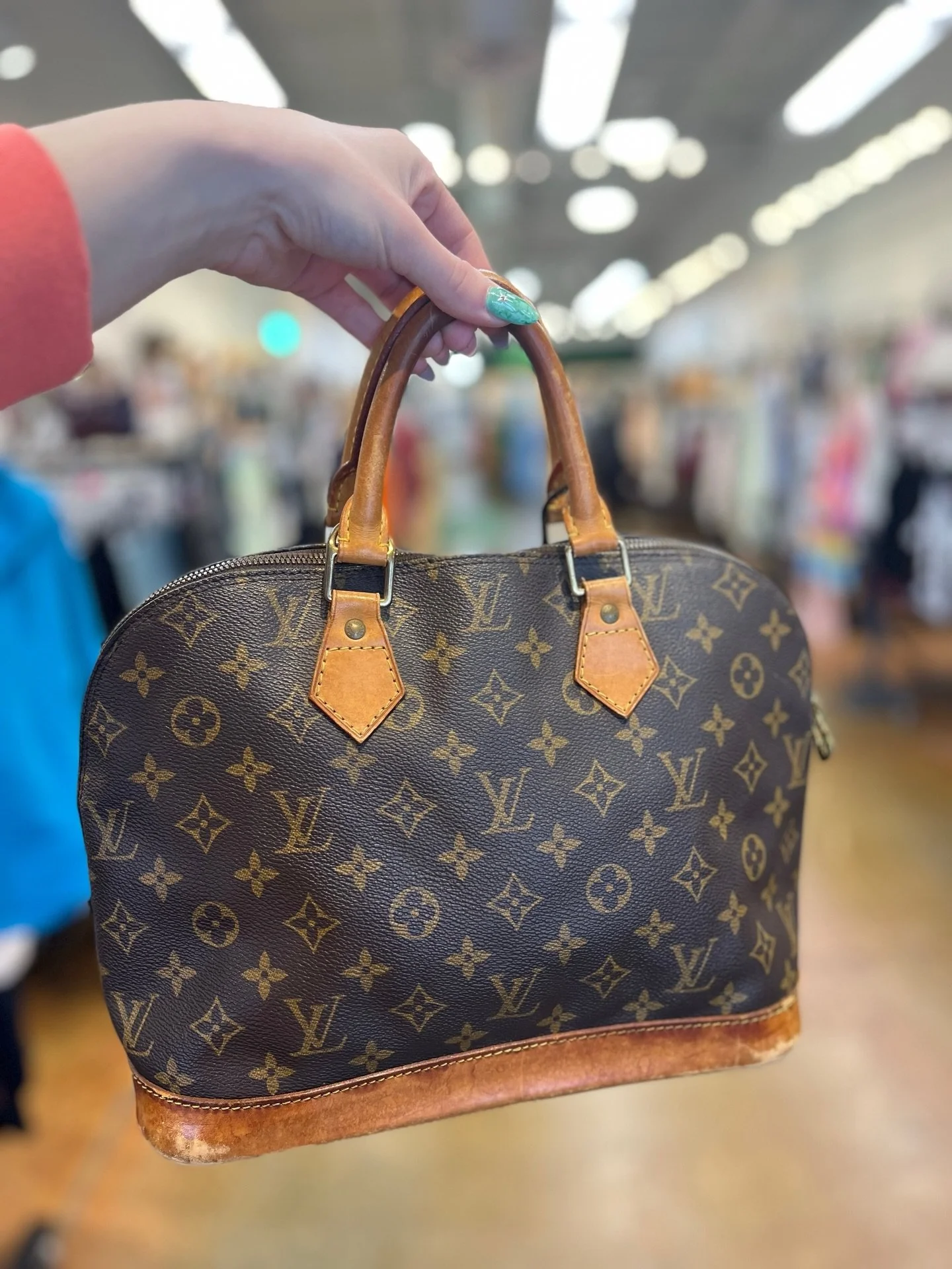 Don&rsquo;t miss out on this gorgeous LV Alma bag! Available at @greenestreetenglishvillage

As-is for condition
$425.95

Email us for inquiries!
📧englishvillag@greenestreet.com
