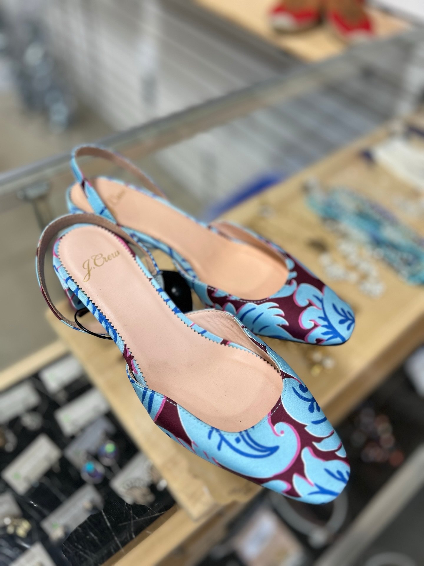 Add some color to your look with this J.Crew heels!💙 Available at @greenestreetexton

Size 7 $28.95

Email us for inquiries!
📧fairfield@greenestreet.com