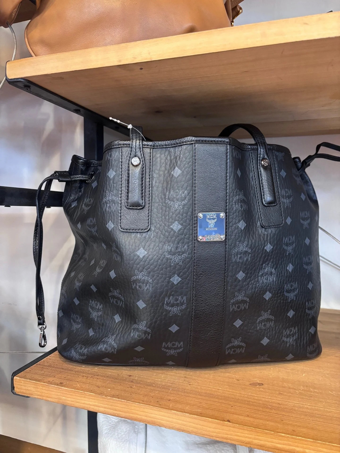 Scoop up this gorgeous designer bag from @greenestreetchestnuthill!🖤

$500.95

Email us for inquiries!
📧chestnuthill@greenestreet.com