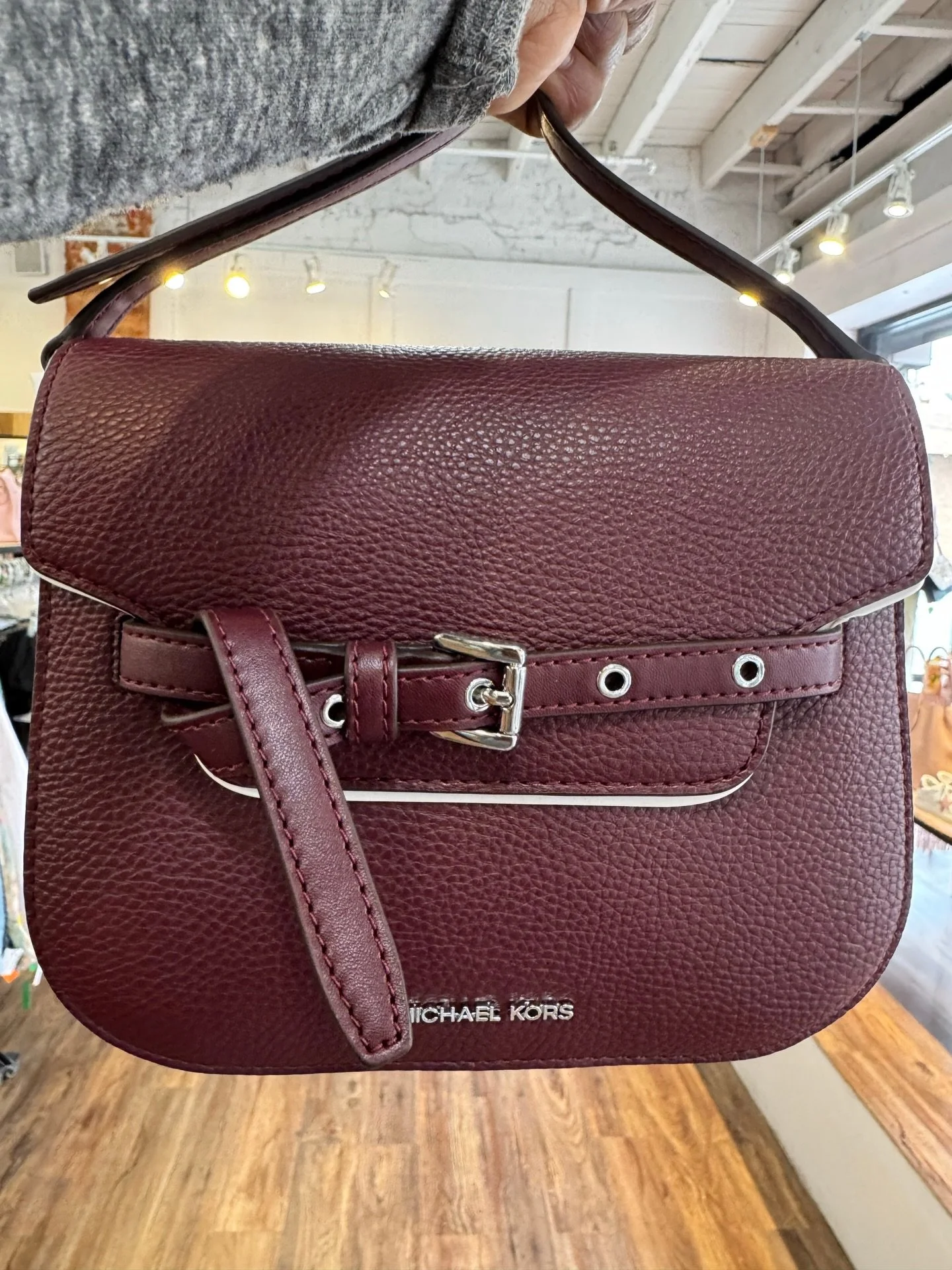 We&rsquo;re loving this burgundy bag! Available at @greenestreetsouthstreet👜

$124.95

Email us for inquiries!
southstreet@greenestreet.com