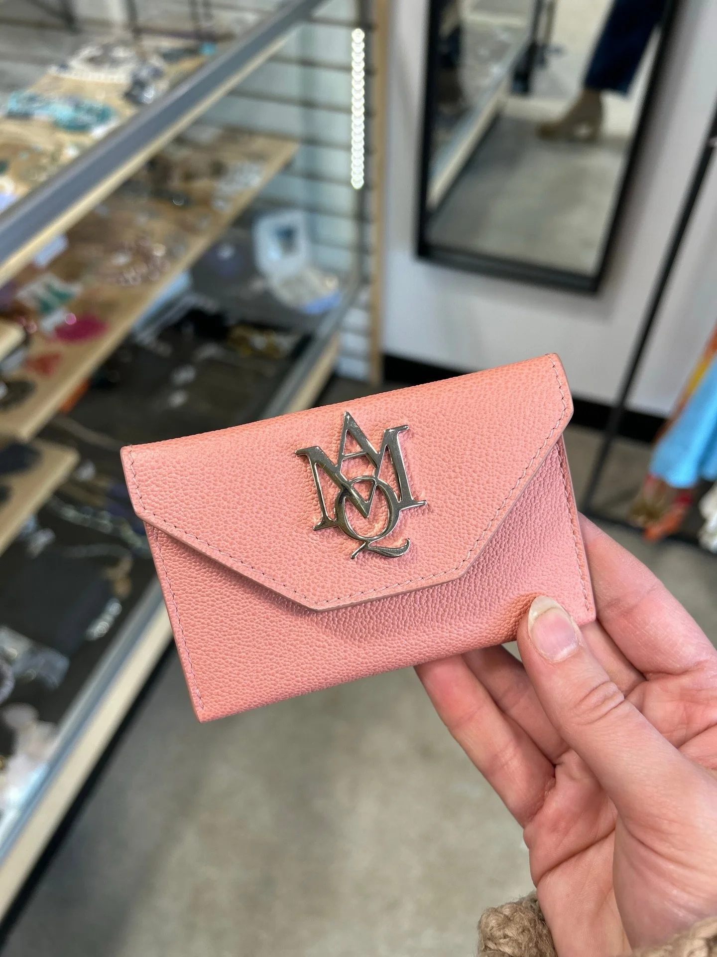 Upgrade your card wallet to this pink Alexander McQueen one! Available at @greenestreetexton

$72.95

Call or email us for inquiries!
📞610-466-5713
📧fairfield@greenestreet.com