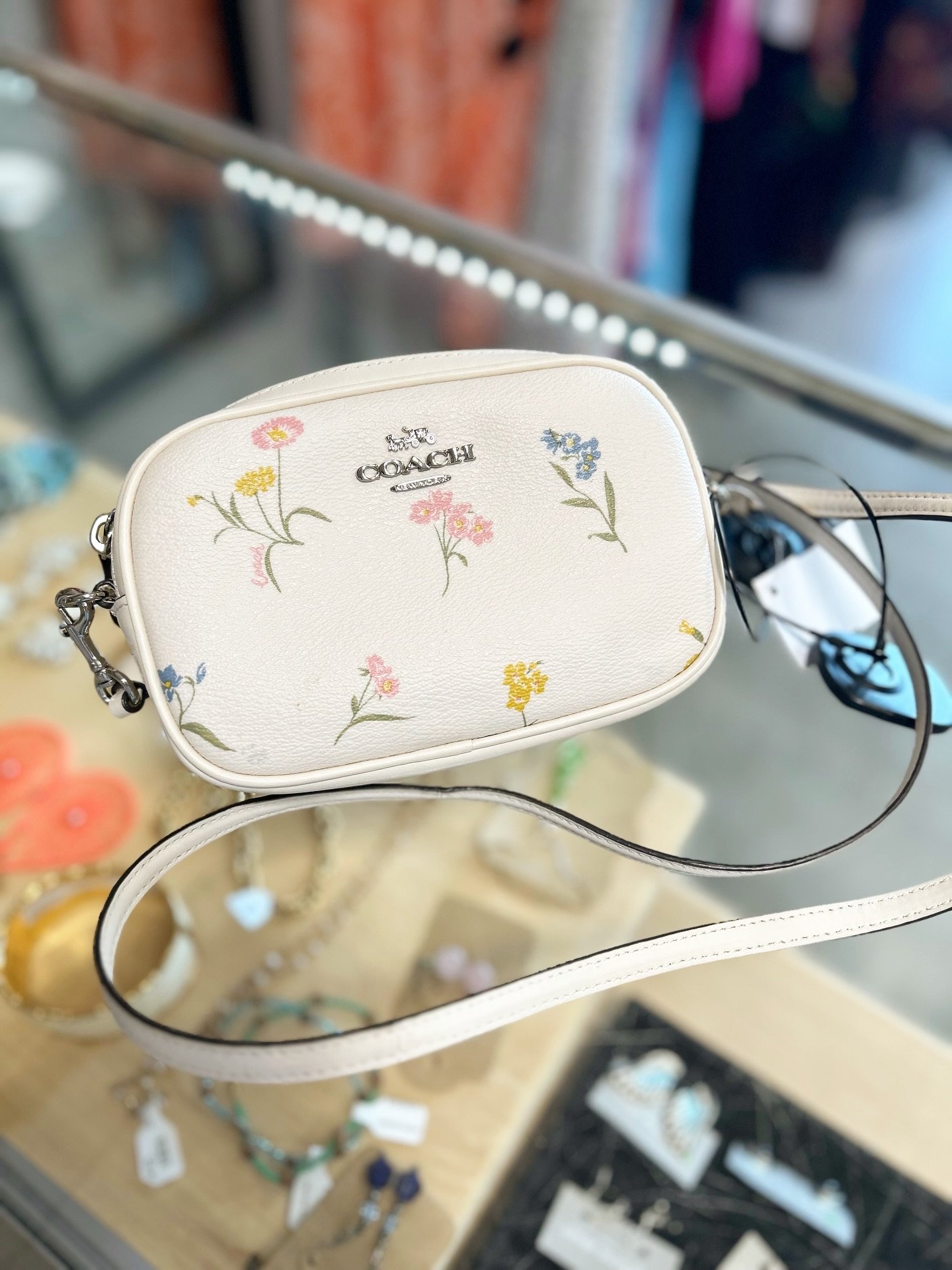 We&rsquo;re loving this little floral belt bag cutie!🌸 @greenestreetexton

$54.95

Email us for inquiries!
📧fairfield@greenestreet.com
