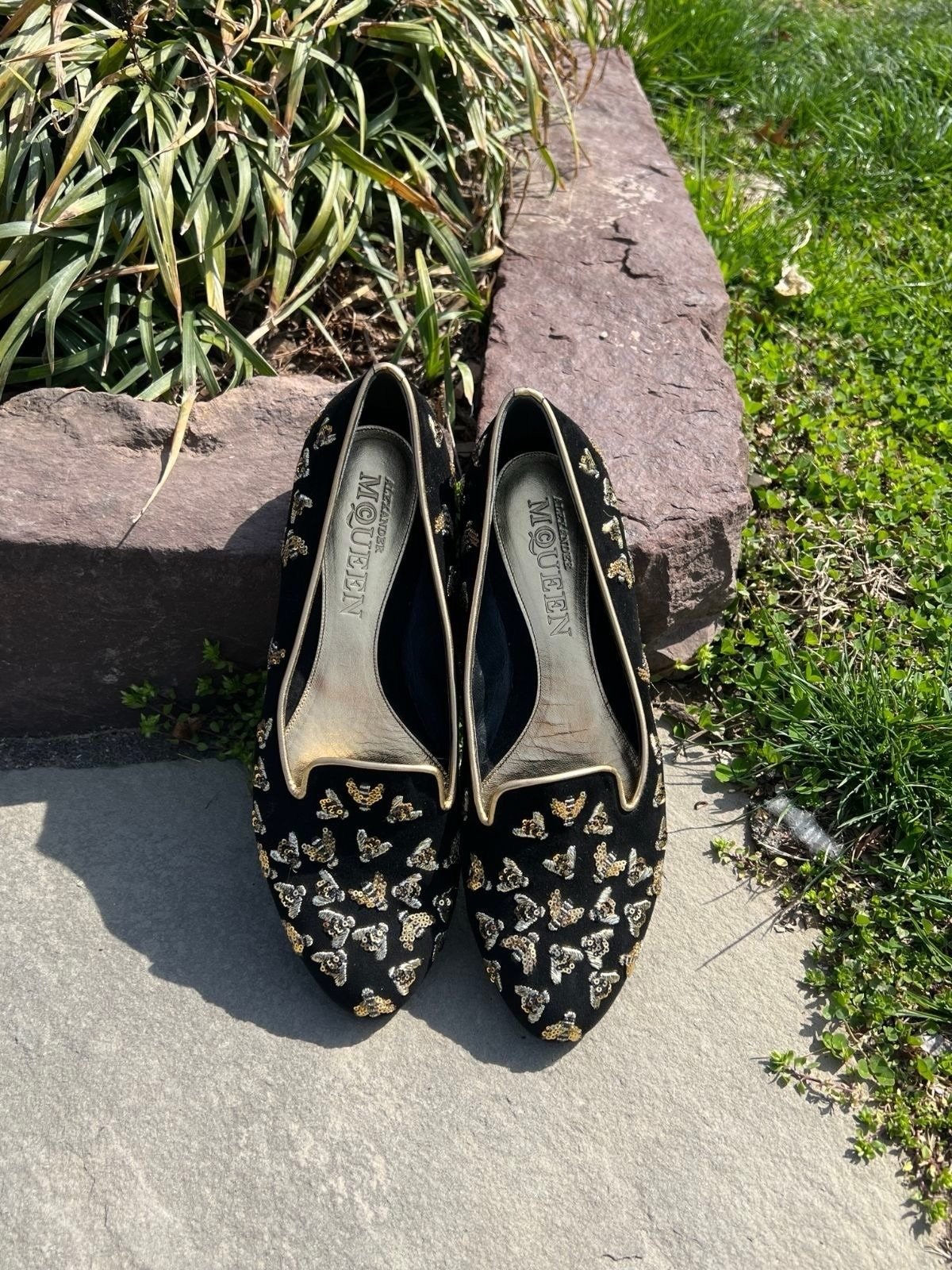 🐝Buzz into Lambertville for these adorable sequin bee suede loafers!🐝 @greenestreetlambertvillenj

Size 39.5 $110.95

Email us for inquiries!
📧lambertville@greenestreet.com