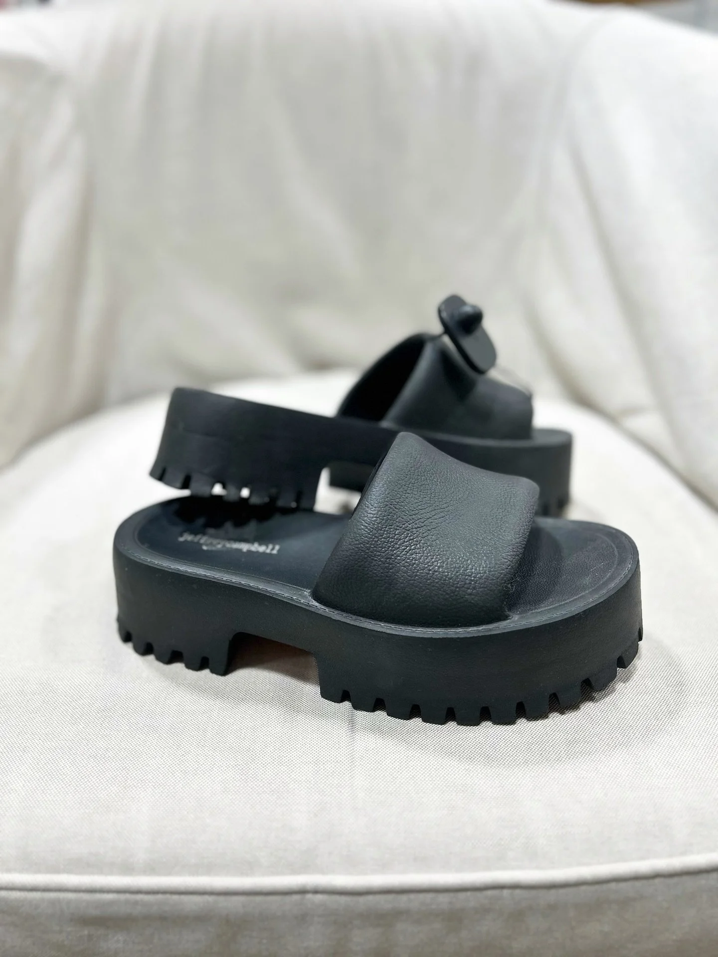 We&rsquo;re loving these chunky platforms!🖤🖤🖤Available at @greenestreetexton

Jeffrey Campbell 
Size 8 
$19.95

Email us for inquiries!
📧fairfield@greenestreet.com