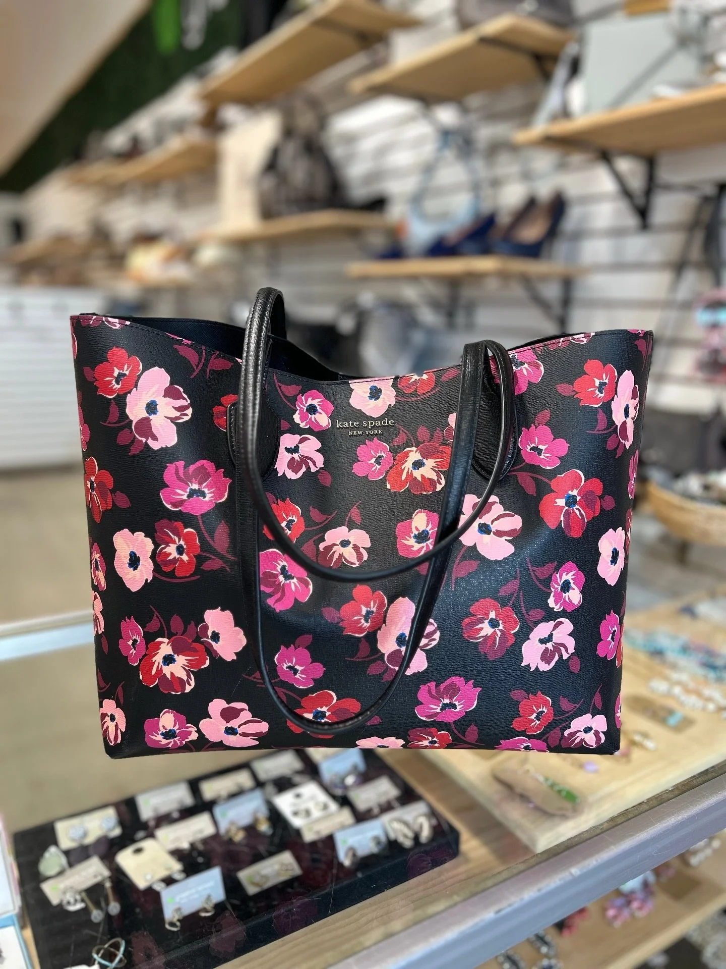 Spring into @greenestreetexton for this gorgeous floral Kate Spade tote!🌸

$68.95

Email us for inquiries!
📧fairfield@greenestreet.com