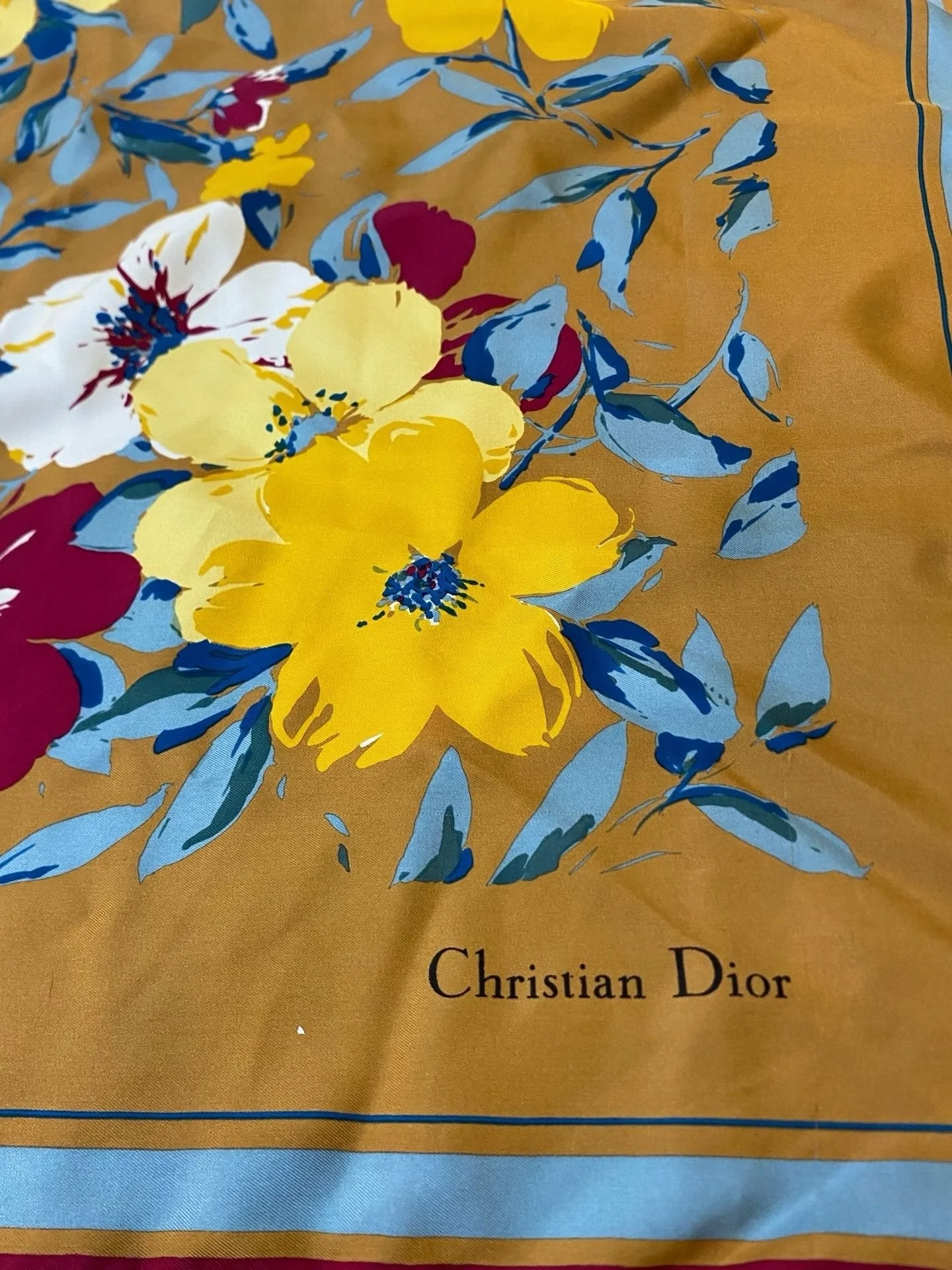 We&rsquo;re loving this gorgeous silk designer scarf! Available at @greenestreetsouthstreet

$168.95

Email us for inquiries!
📧southstreet@greenestreet.com