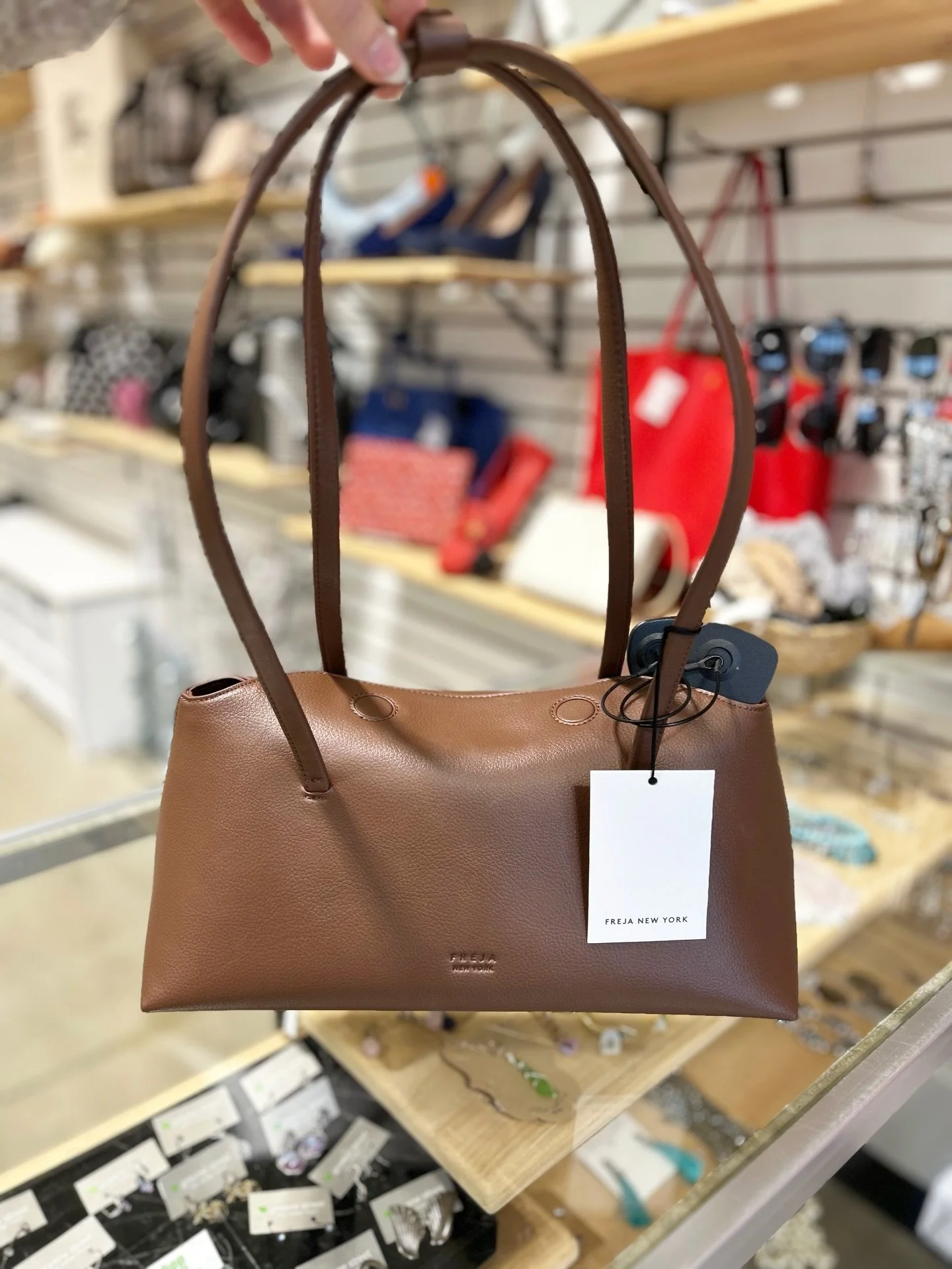 Pair this gorgeous brown shoulder bag with your look!✨ Available at @greenestreetexton

$90.95

Email us for inquiries!
📧fairfield@greenestreet.com