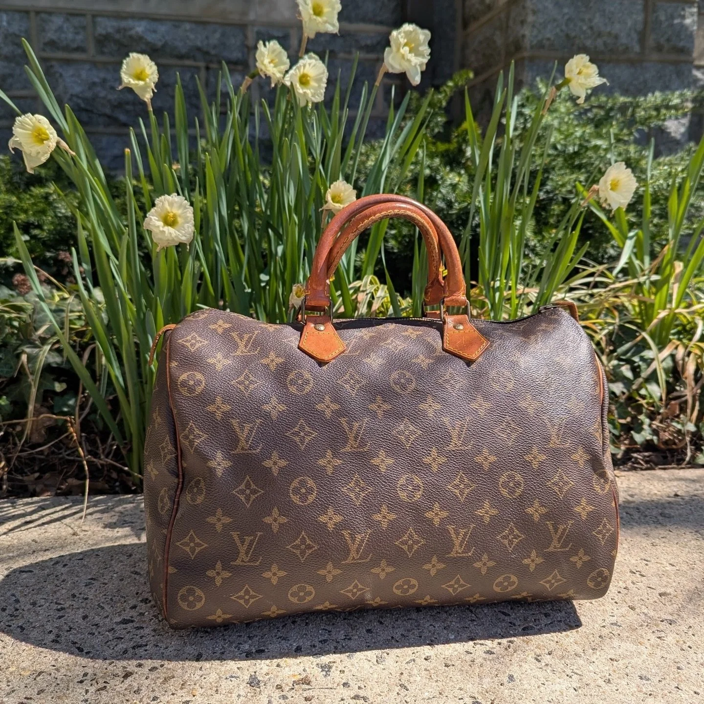 Scoop up this classic designer find! LV Speedy 35, Available at @greenestreetprinceton

$695.95
✅Authenticated via Entrupy

Email us for inquiries!
📧princeton@greenestreet.com