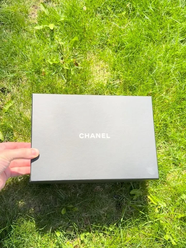 Just in at @greenestreetprinceton 😍😍

Chanel Tweed Signe wallet on a chain
$2,100.95
✅Authenticated via Entrupy 

Email us for inquiries!
📧princeton@greenestreet.com