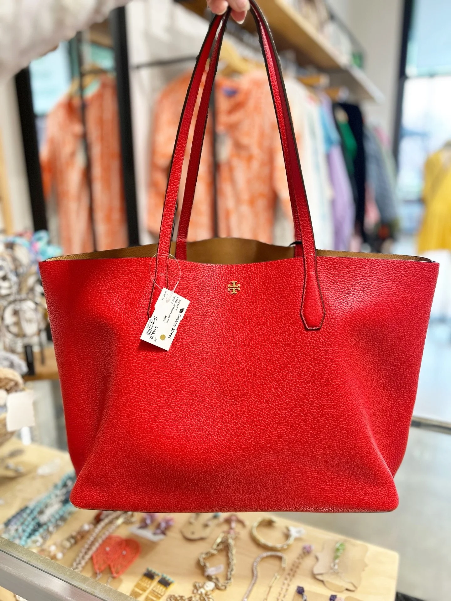Add a pop of color to your look with this gorgeous red Tory Burch bag!👜

$148.95

Email us for inquiries!
📧fairfield@greenestreet.com