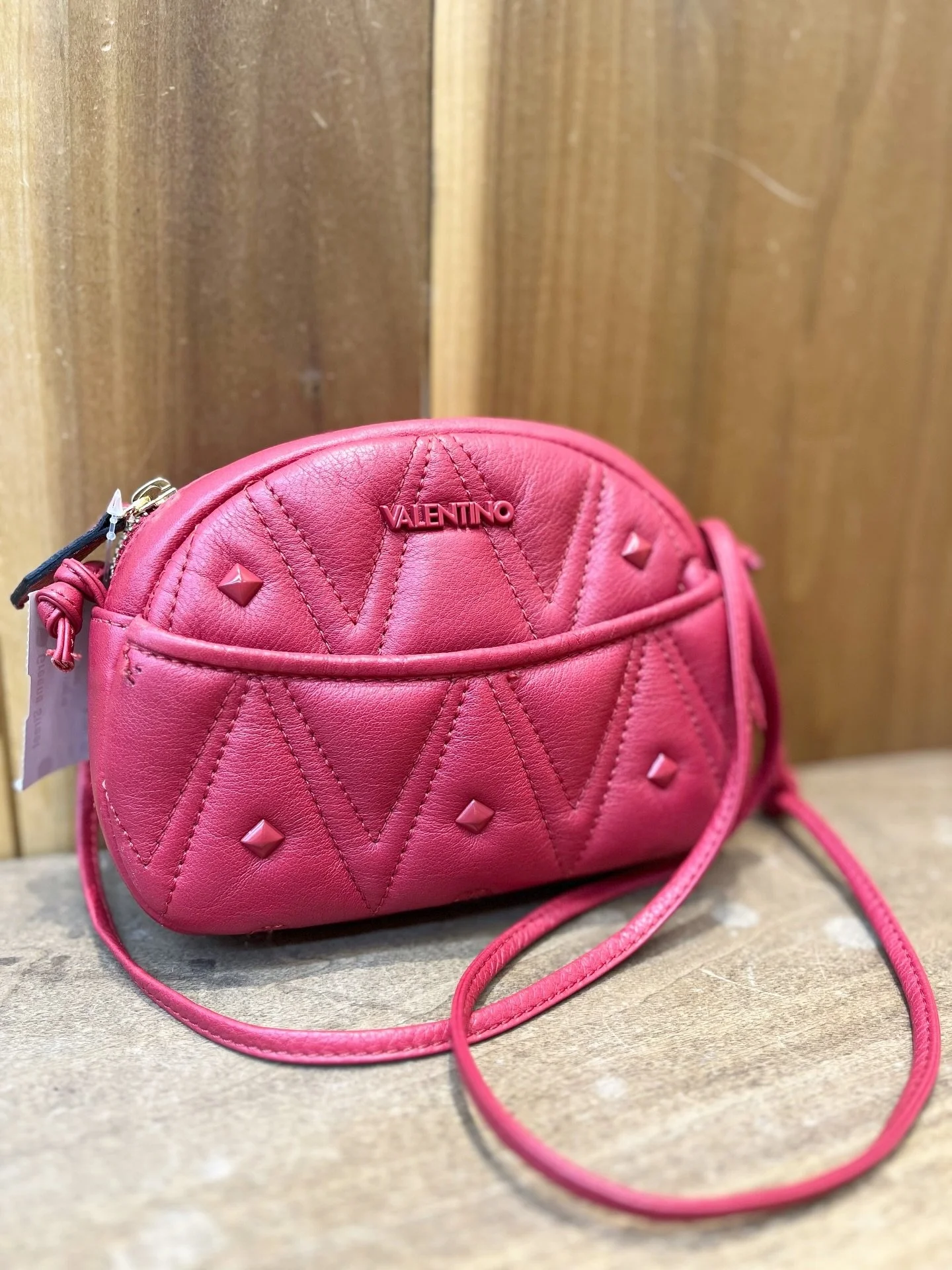 Add this pink designer bag to your look!💕
@greenestreetenglishvillage 
$200.95

Email us for inquiries!
📧englishvillage@greenestreet.com