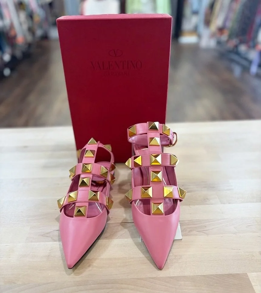 Step into these cute pink roman stud sandals! New in at @greenestreetsouthstreet

Size 38.5
$445.95

Email us for inquiries!
📧southstreet@greenestreet.com