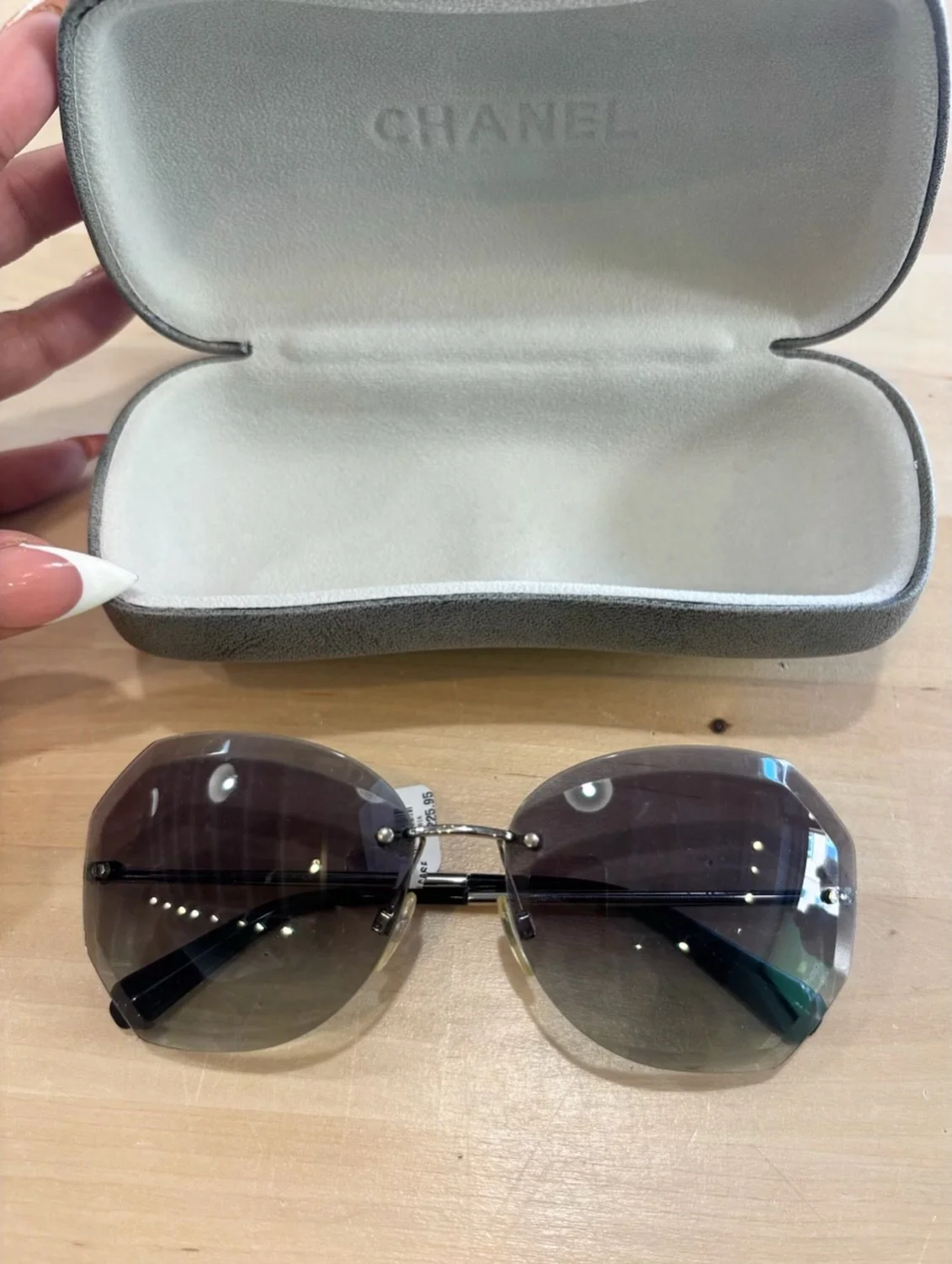 Upgrade your sunglasses to this designer pair! New in at @greenestreetsouthstreet😎

$225.95

Email us for inquiries!
📧southstreet@greenestreet.com