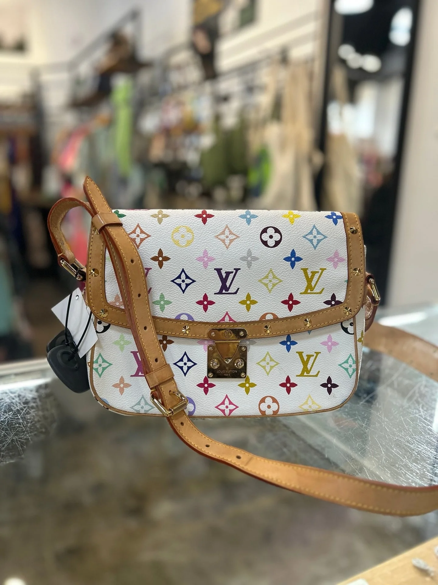 Don&rsquo;t miss out on this gorgeous designer bag! Available at @greenestreetgateway

$1,281.95
✅Authenticated via Entrupy

Email us for inquiries!
📧gateway@greenestreet.com