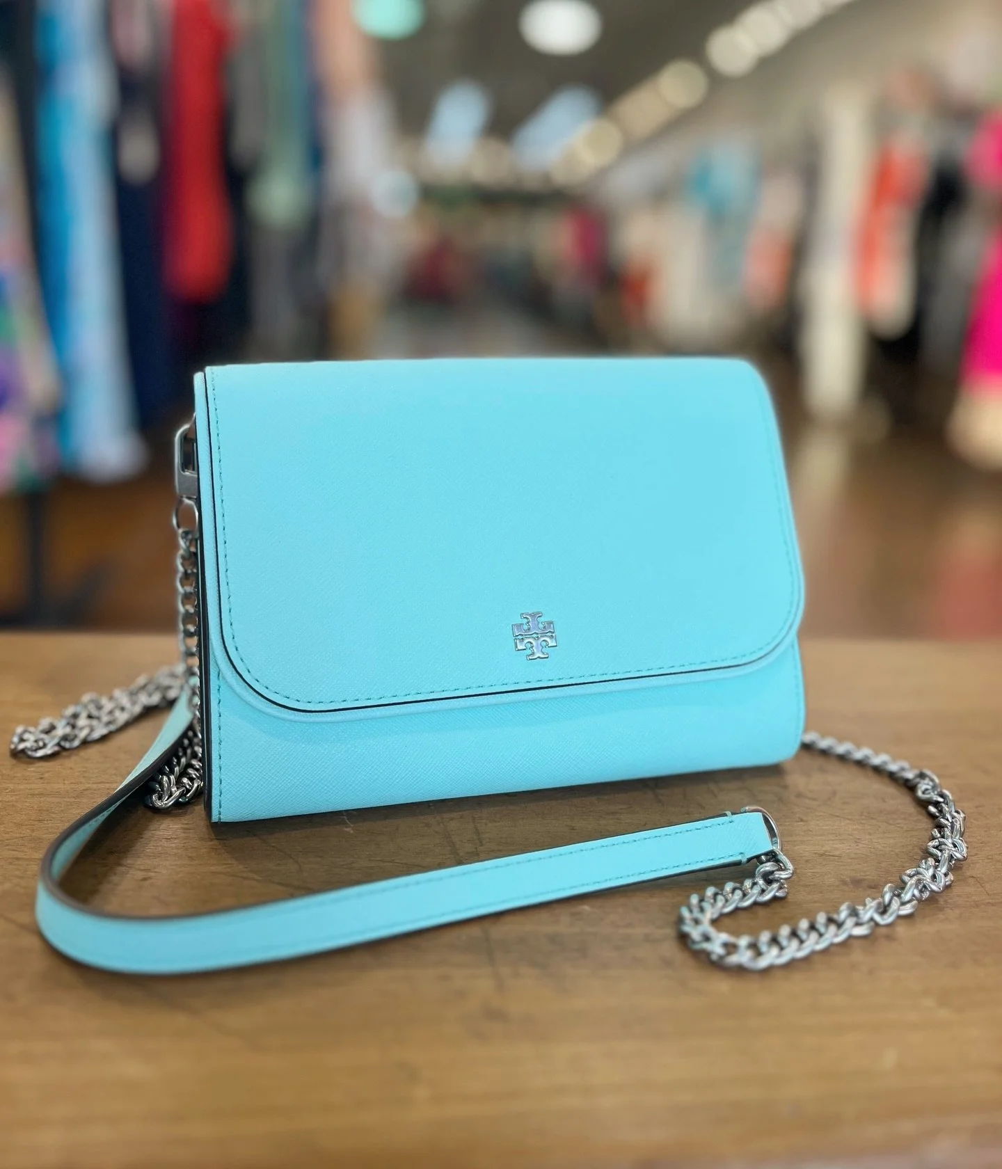 Add a pop of color to your look with this gorgeous Tory Burch bag! Available at @greenestreetenglishvillage

$100.95

Email us for inquiries 
📧Englishvillage@greenestreet.com