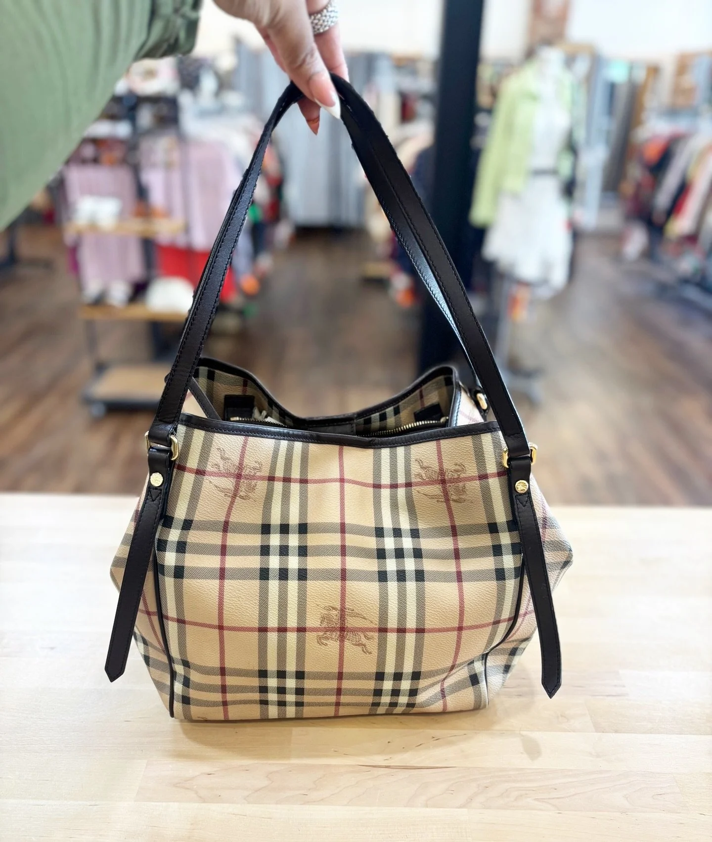 Don&rsquo;t miss out on this gorgeous designer bag!😍💫 new in at @greenestreetsouthstreet

$625.95
✅Authenticated via Entrupy

Email us for inquiries 
📧Southstreet@greenestreet.com