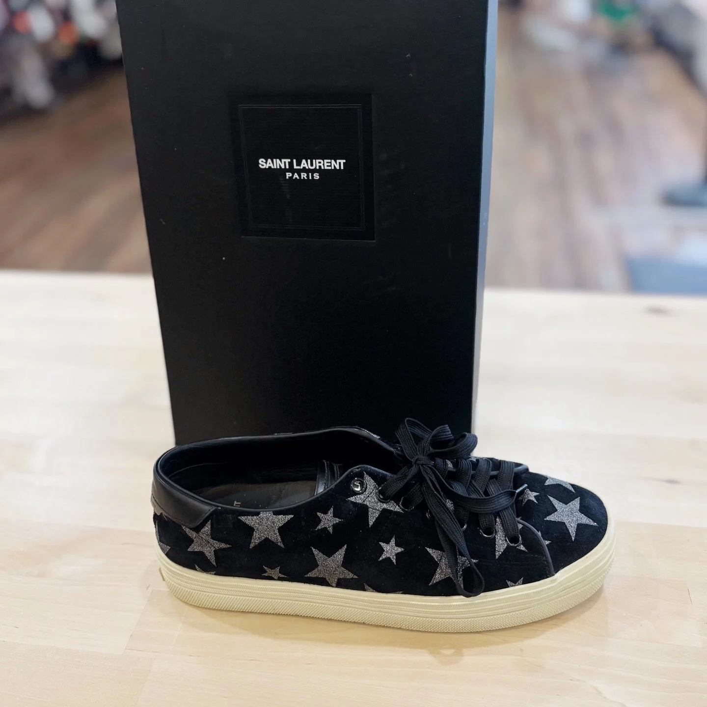 Step into these gorgeous designer sneakers! New in at @greenestreetsouthstreet👟

Size 39 $140.95

Email us for inquiries!
📧southstreet@greenestreet.com