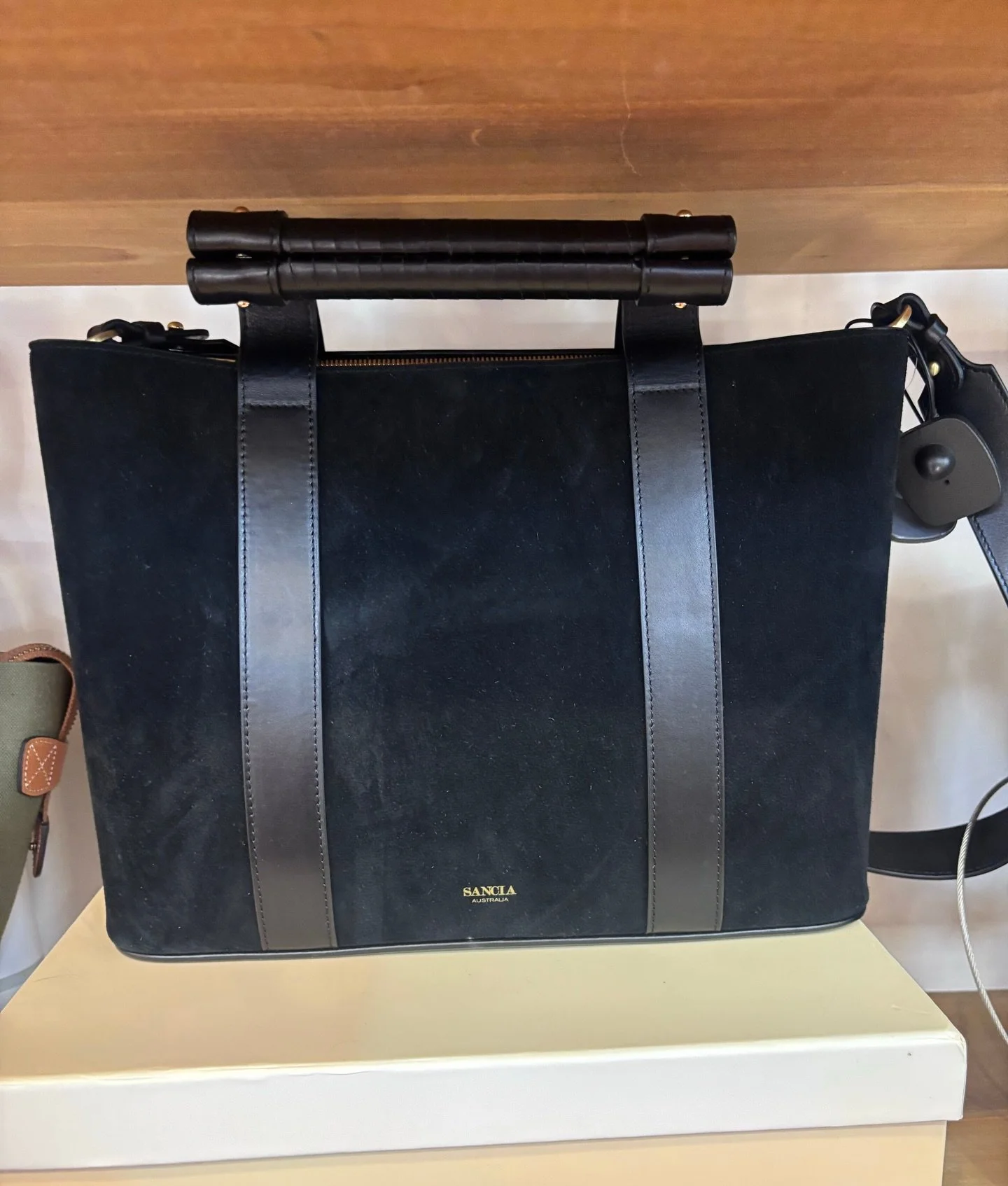 Add this Sancia bag to your look! Available at @greenestreetchestnuthill

$170.95

Email us for inquiries!
📧chestnuthill@greenestreet.com