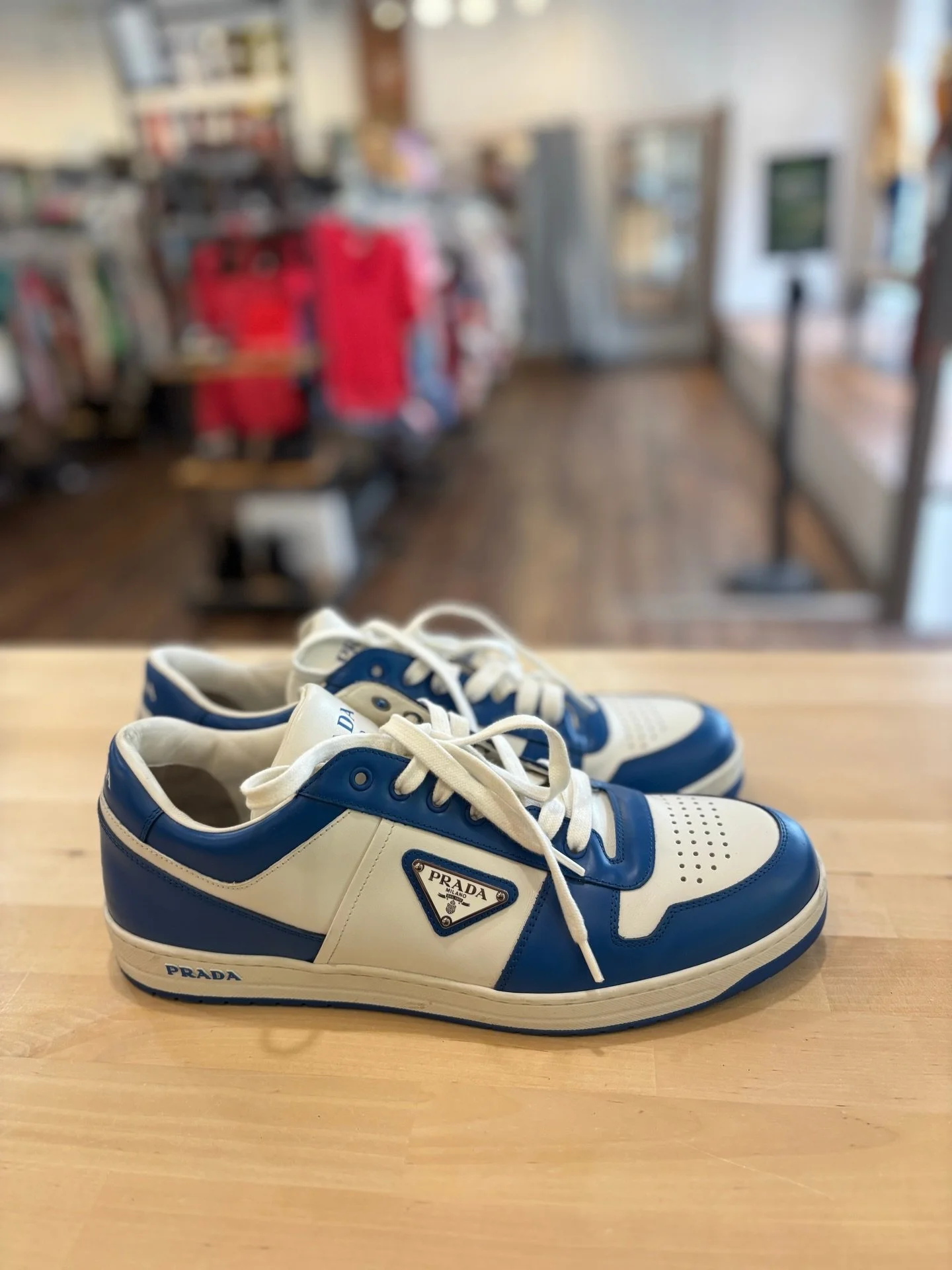 Designer shoes for a fraction of the retail price👟💙 Available at @greenestreetsouthstreet

Mens size 10.5 $350.95

Email us for inquiries!
📧southstreet@greenestreet.com