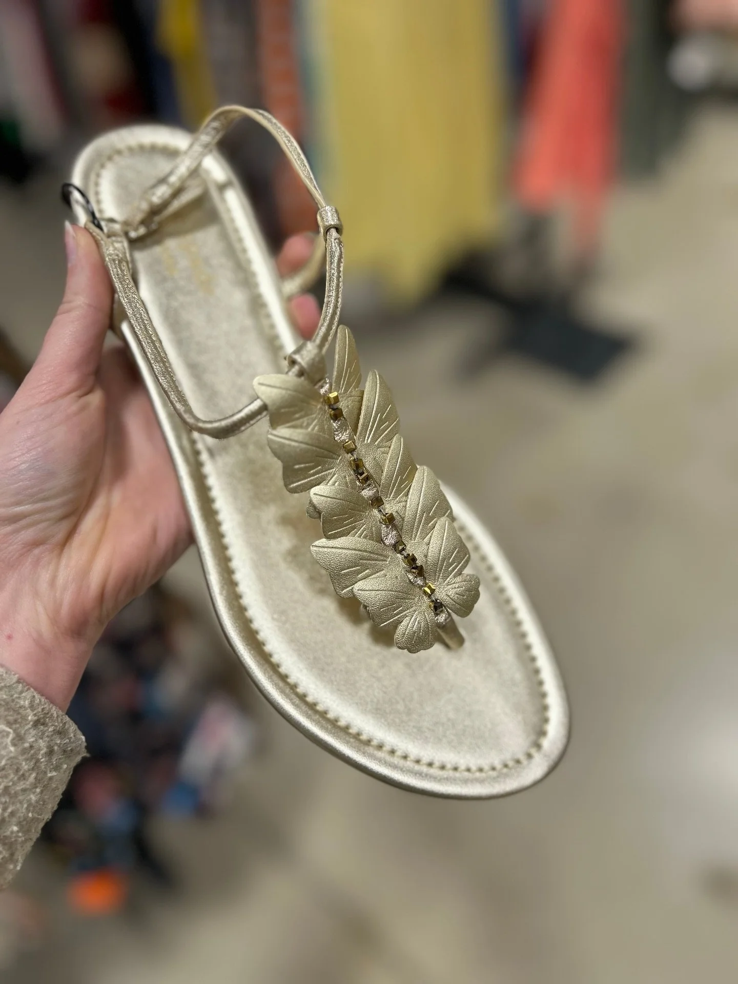 New Kate Spade sandals!☀️🦋 Available at @greenestreetexton

Kate Spade
Size 8.5 $38.95

Email us for inquiries!
📧fairfield@greenestreet.com