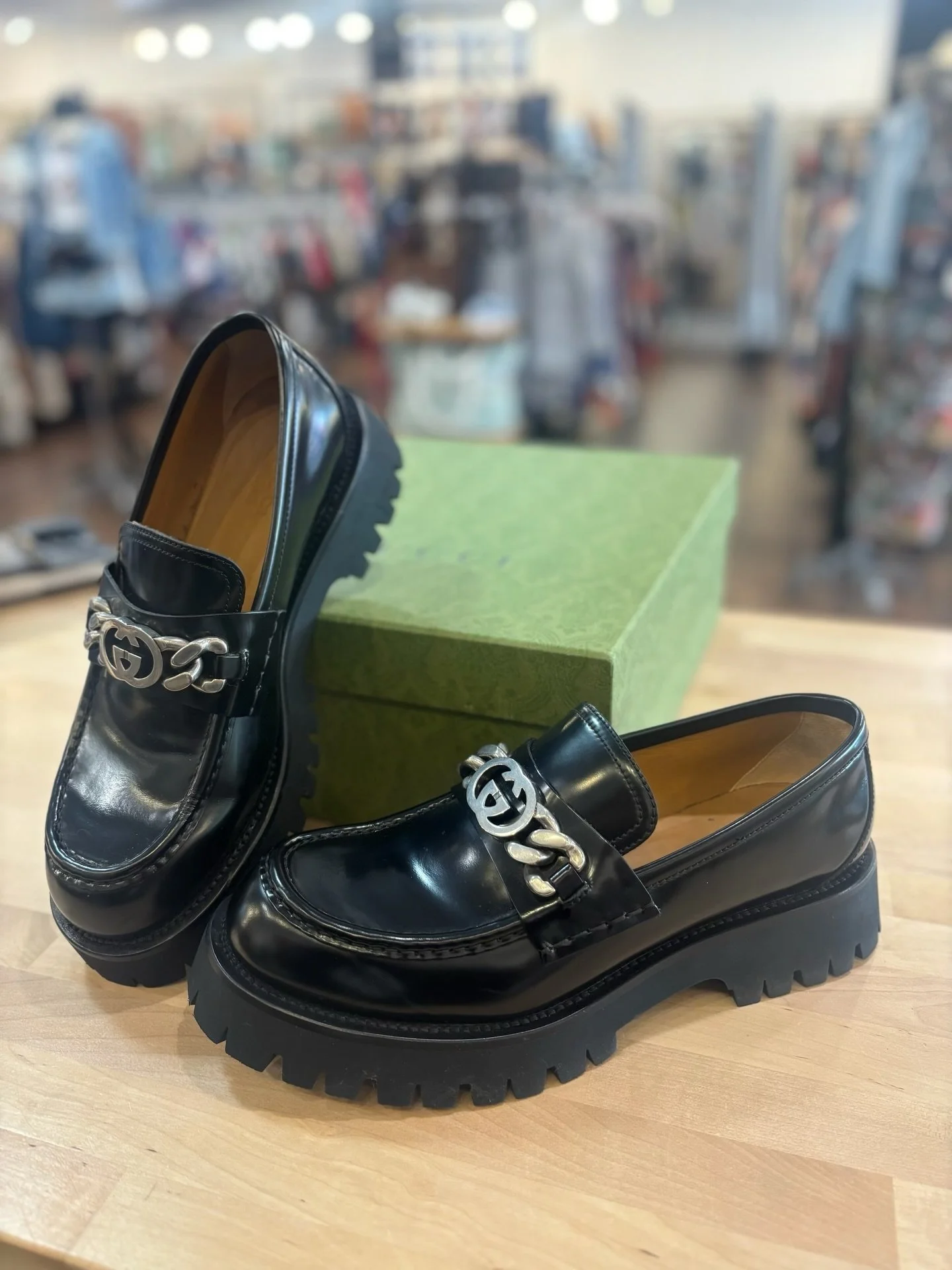 Step into these gorgeous designer loafers! New in at @greenestreetsouthstreet

Mens size 10.5 $800.95

Email us for inquiries!
📧southstreet@greenestreet.com