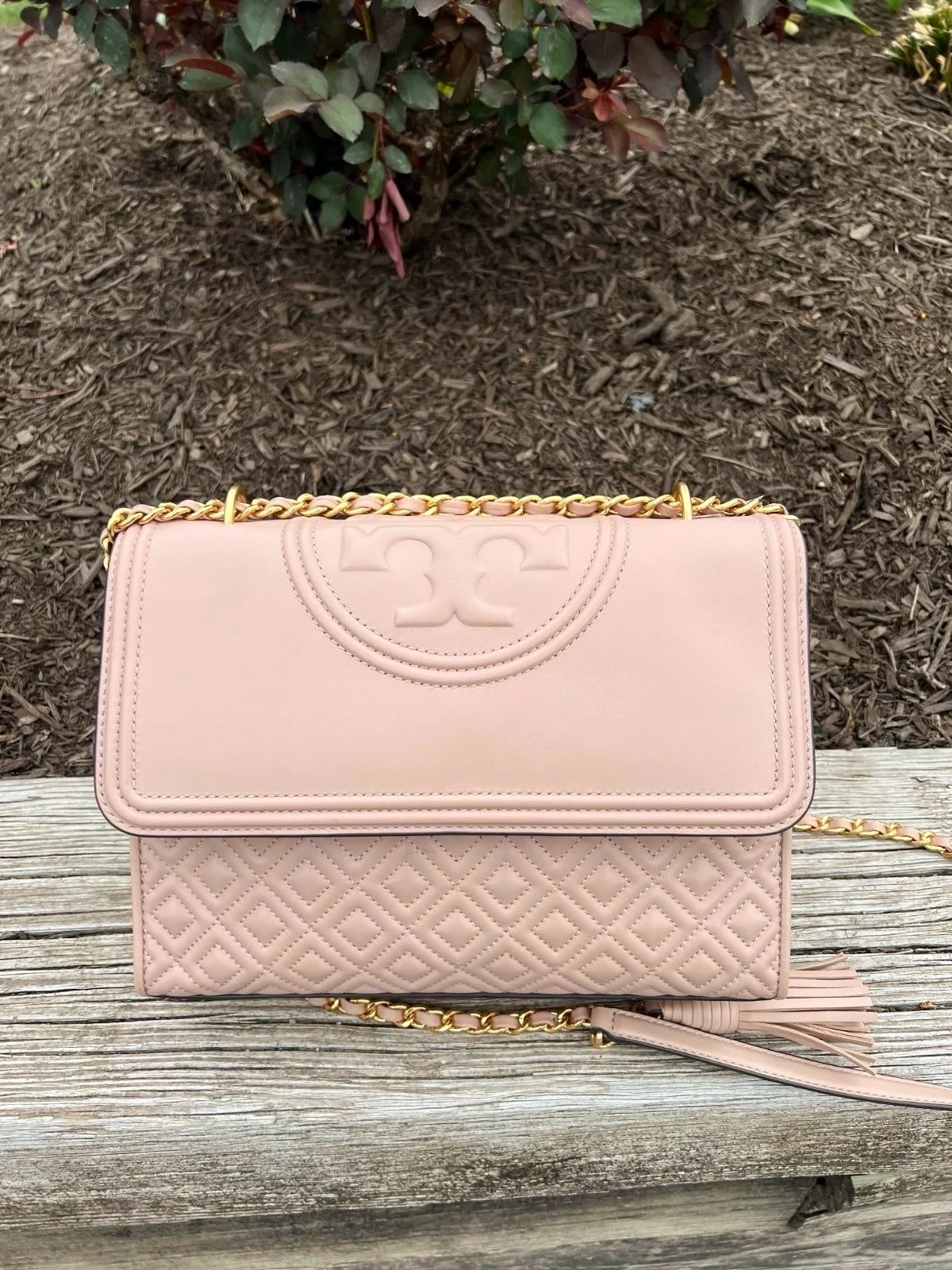 Pretty in pink🌸👜 Scoop up this gorgeous light pink Tory Burch Fleming bag from @greenestreetlambertvillenj

$210.95

Email us for inquiries!
📧lambertville@greenestreet.com