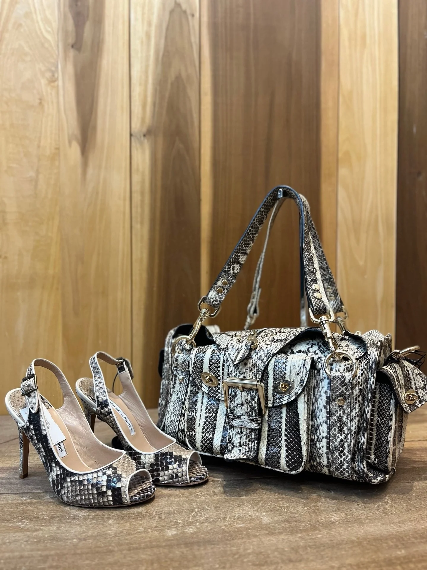 New designer accessories from @greenestreetenglishvillage✨

&bull; Manolo Blahnik heels size 36.5 $150.95
&bull; Mulberry bag $400.95

Email us for inquiries!
📧Englishvillage@greenestreet.com