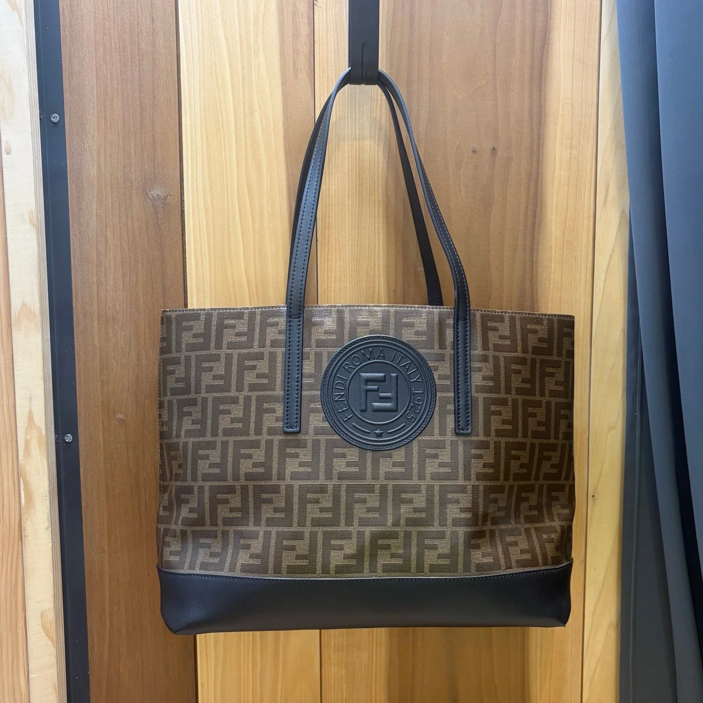 Don&rsquo;t miss out on this gorgeous designer find from @greenestreetenglishvillage!✨

$800.95
✅Authenticated via Entrupy 

Email us for inquiries!
📧Englishvillage@greenestreet.com