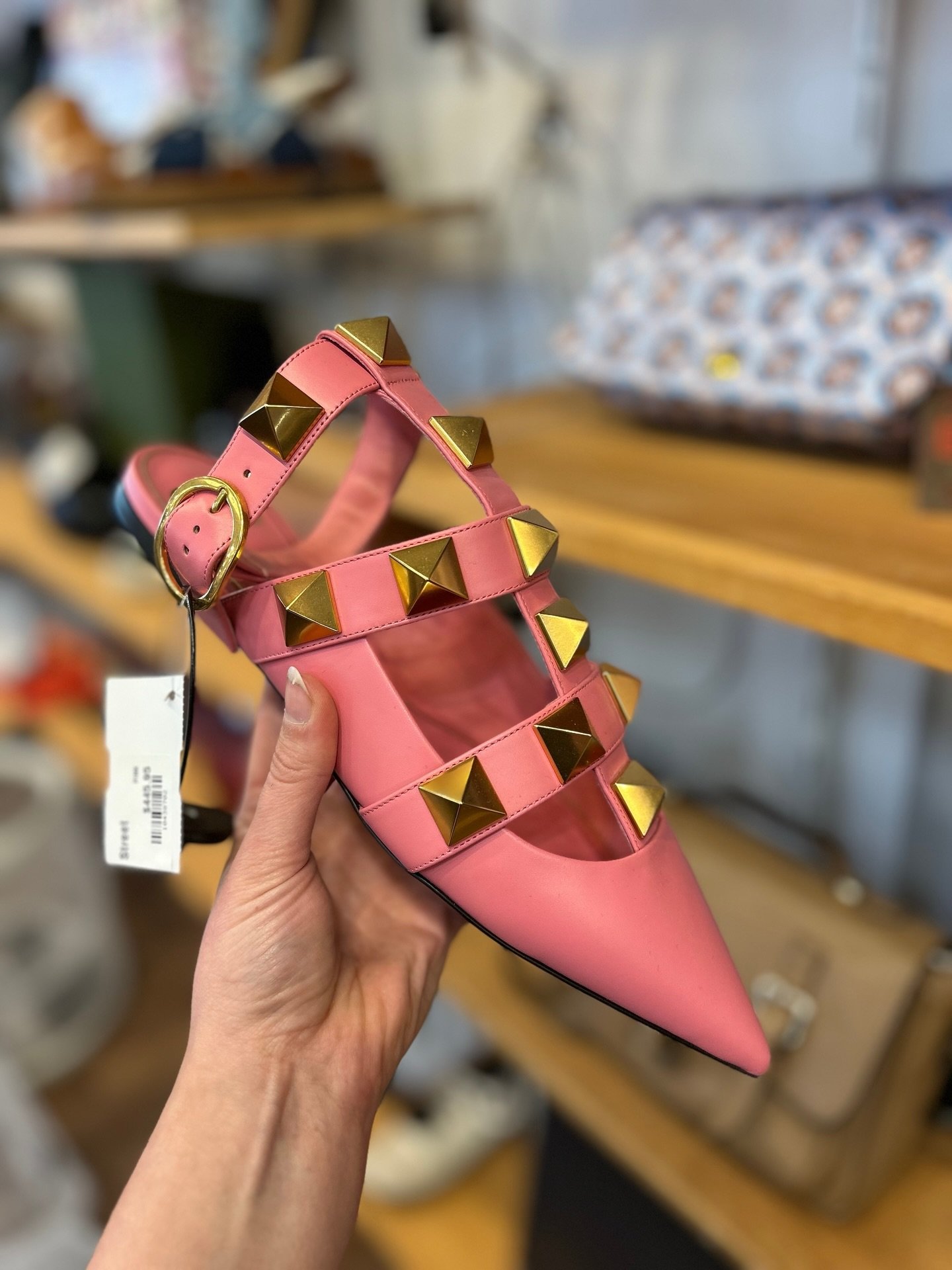 Add these gorgeous Valentino shoes to your look!🌸

Size 38.5
$445.95

Email us for inquiries!
📧southstreet@greenestreet.com