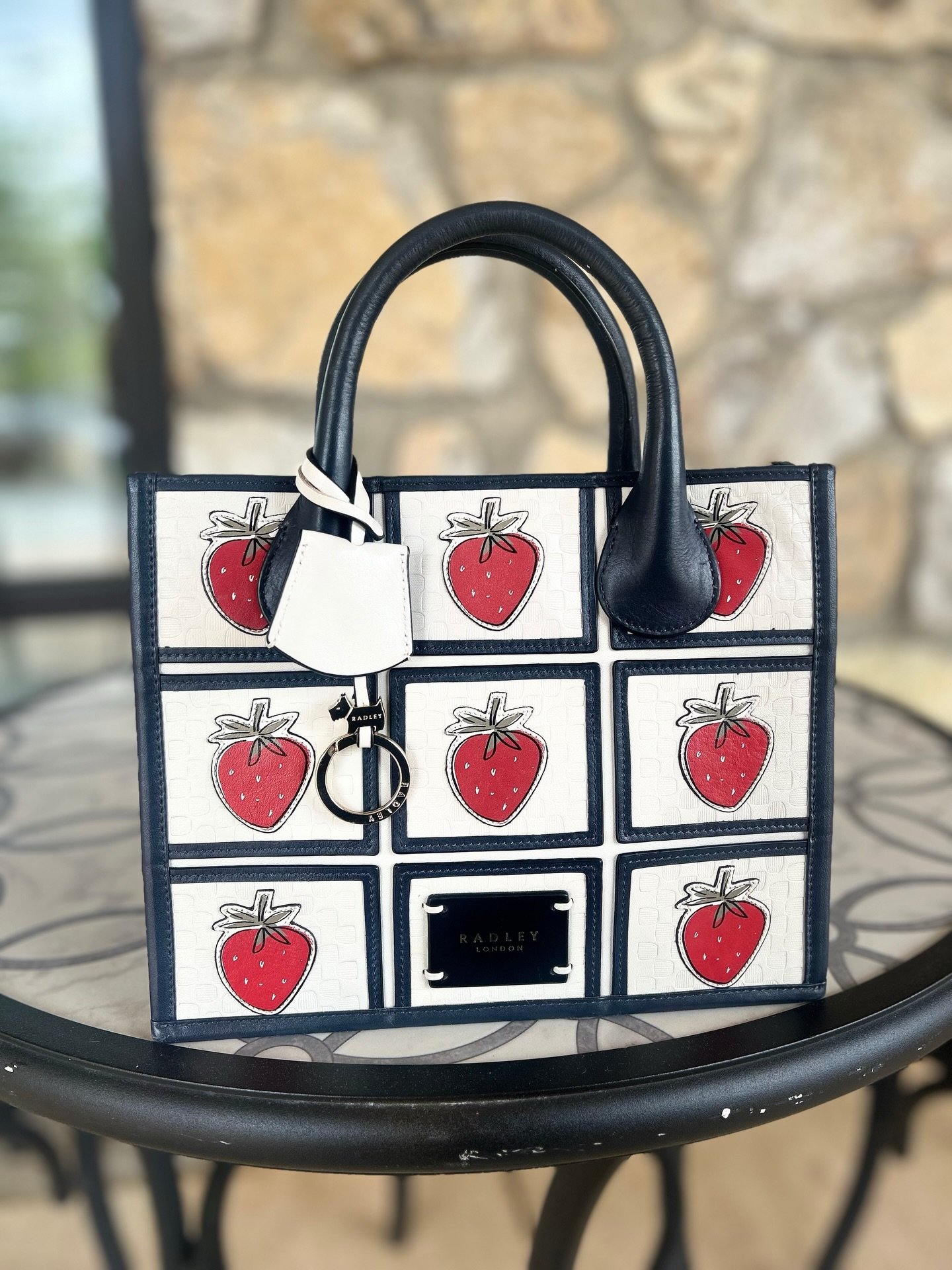 🍓How cute is this Radley London strawberry tote bag?😍🍓 Available at @greenestreetgateway

$72.95

Email us for inquiries!
📧gateway@greenestreet.com