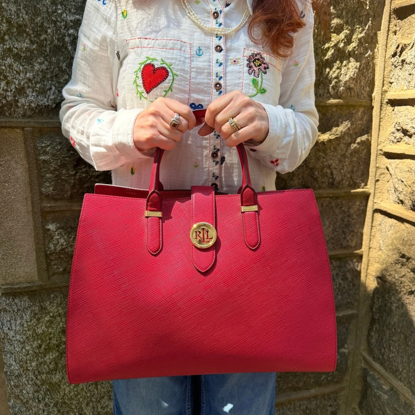 New in at @greenestreetprinceton!🍓

Lauren Ralph Lauren Charleston tote bag, available for $118.95

Email us for inquiries!
📧princeton@greenestreet.com